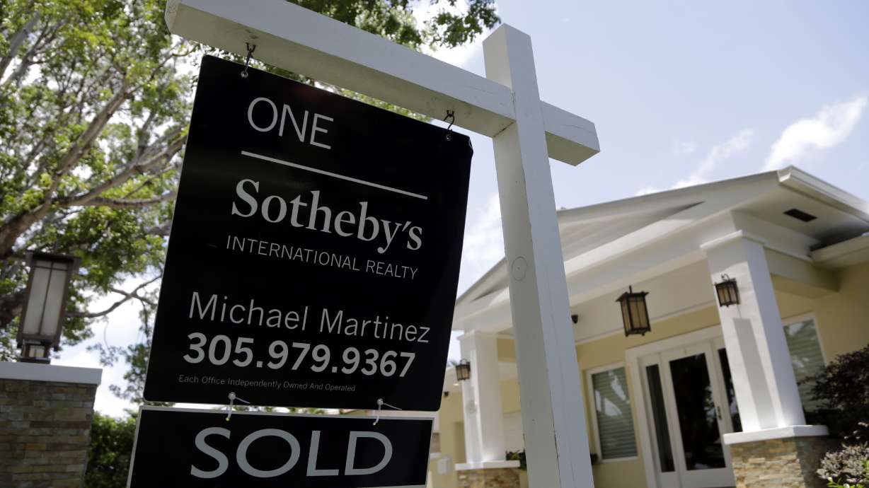 US long-term mortgage rates fall; 30-year at 4.55 percent