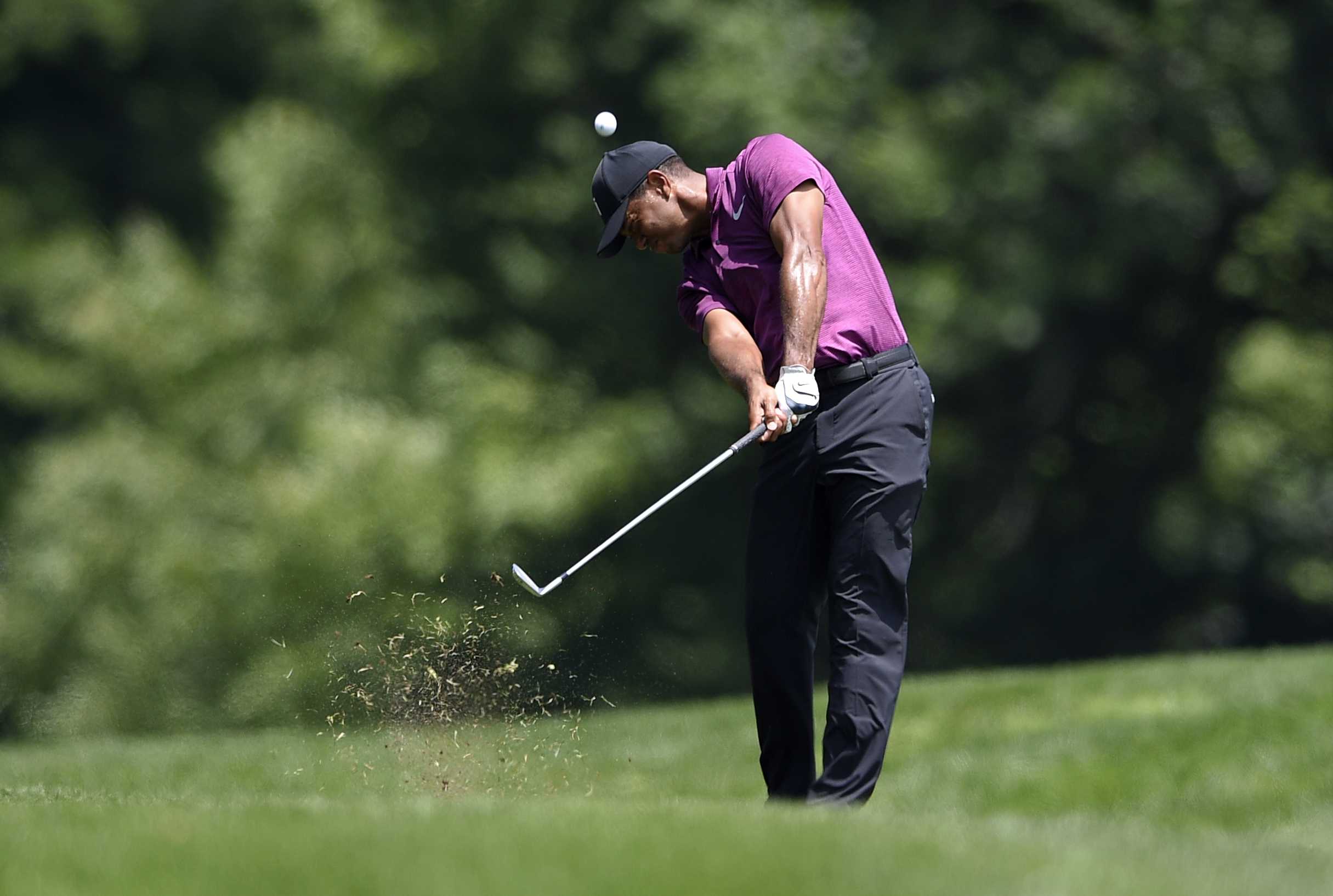 Hossler has early lead, Woods within 4 shots at TPC Potomac
