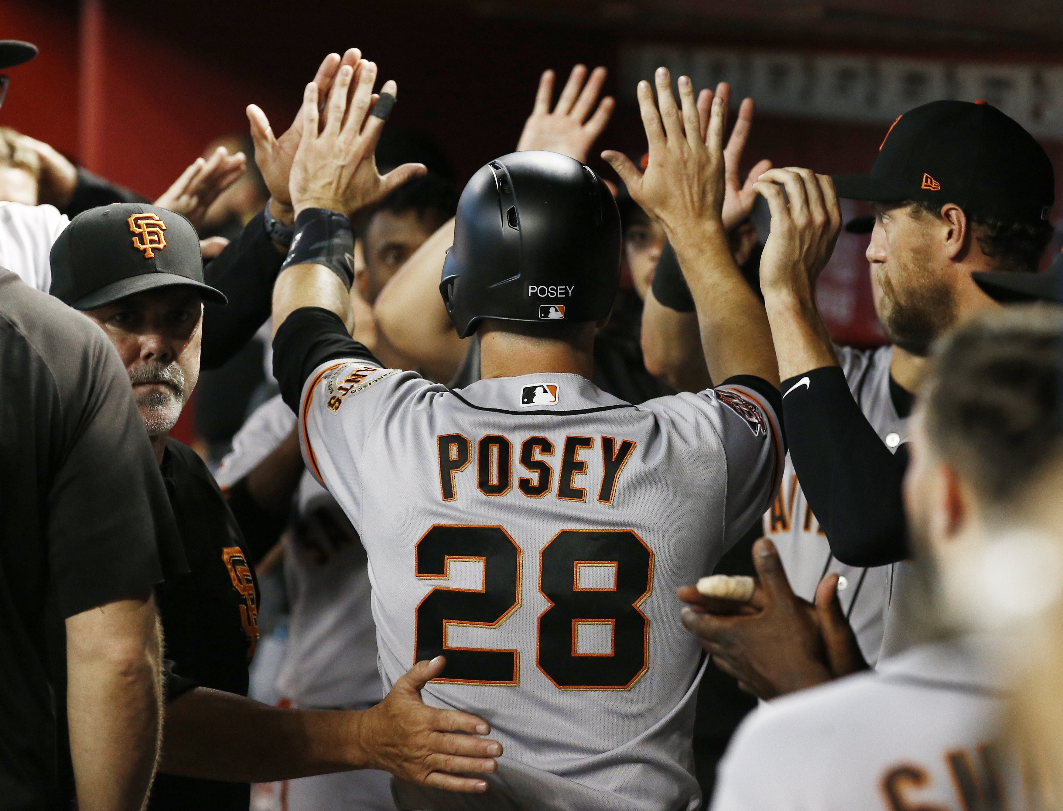 Rookies Suarez, Slater lead Giants past Diamondbacks 2-1