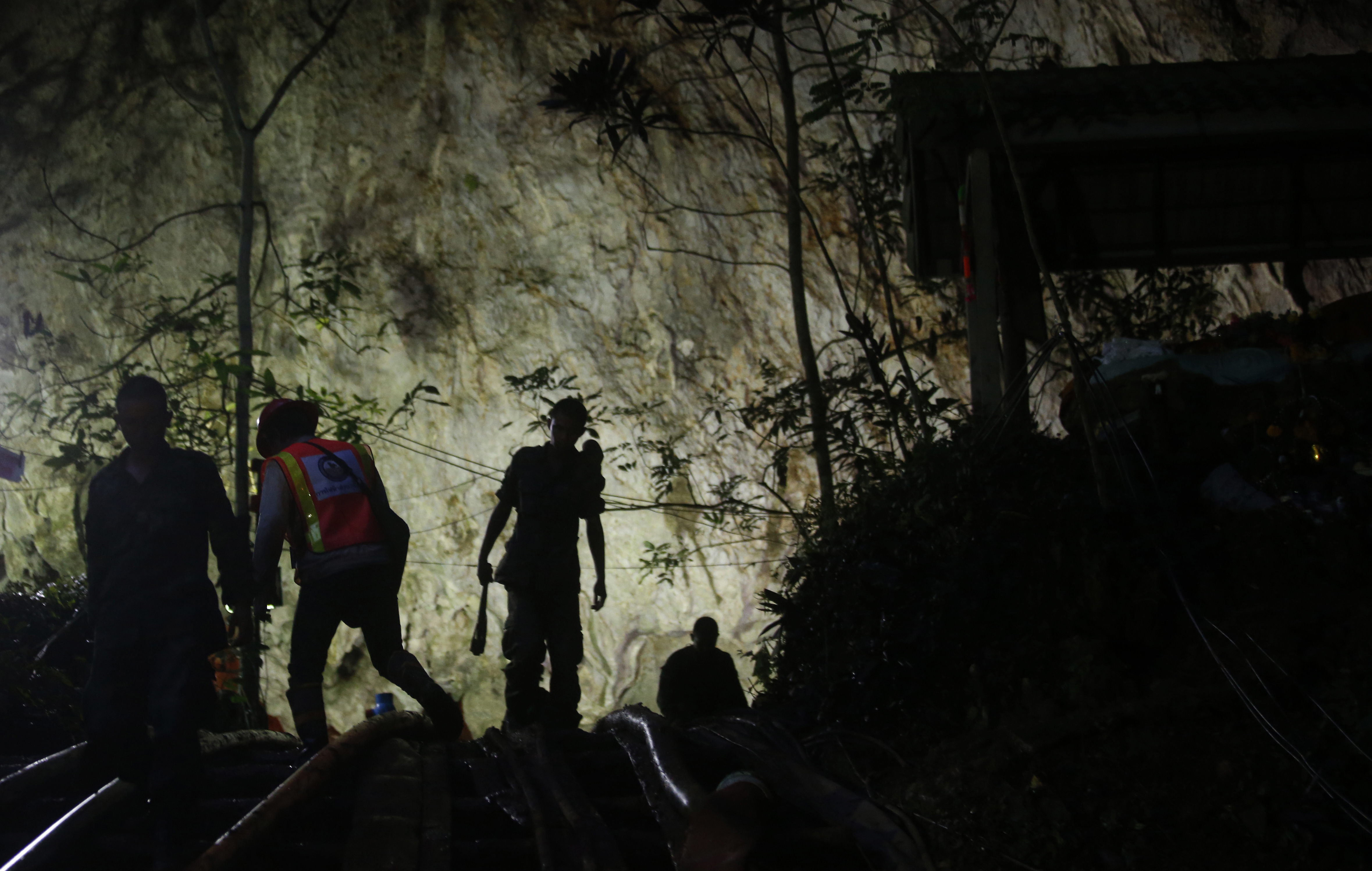 Rescuers clear hurdle in cave search for missing Thai boys