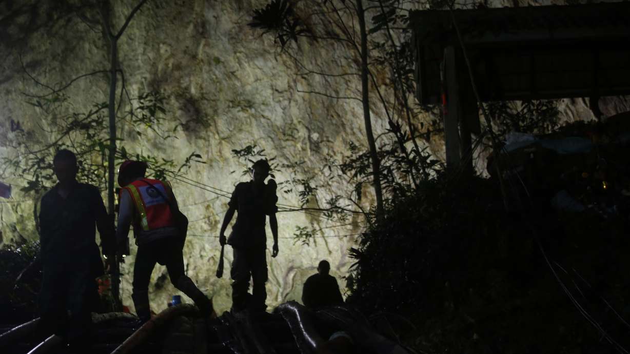 Rescuers clear hurdle in cave search for missing Thai boys