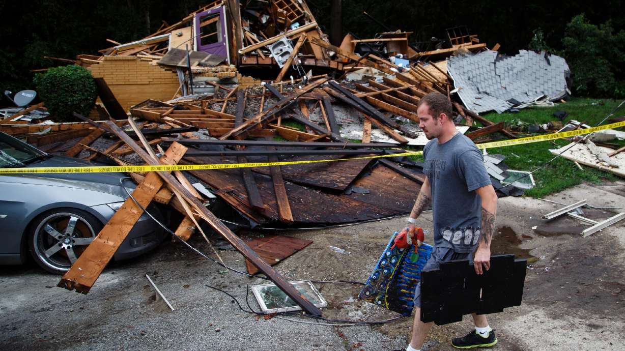 Residents begin cleaning up after flooding in Iowa