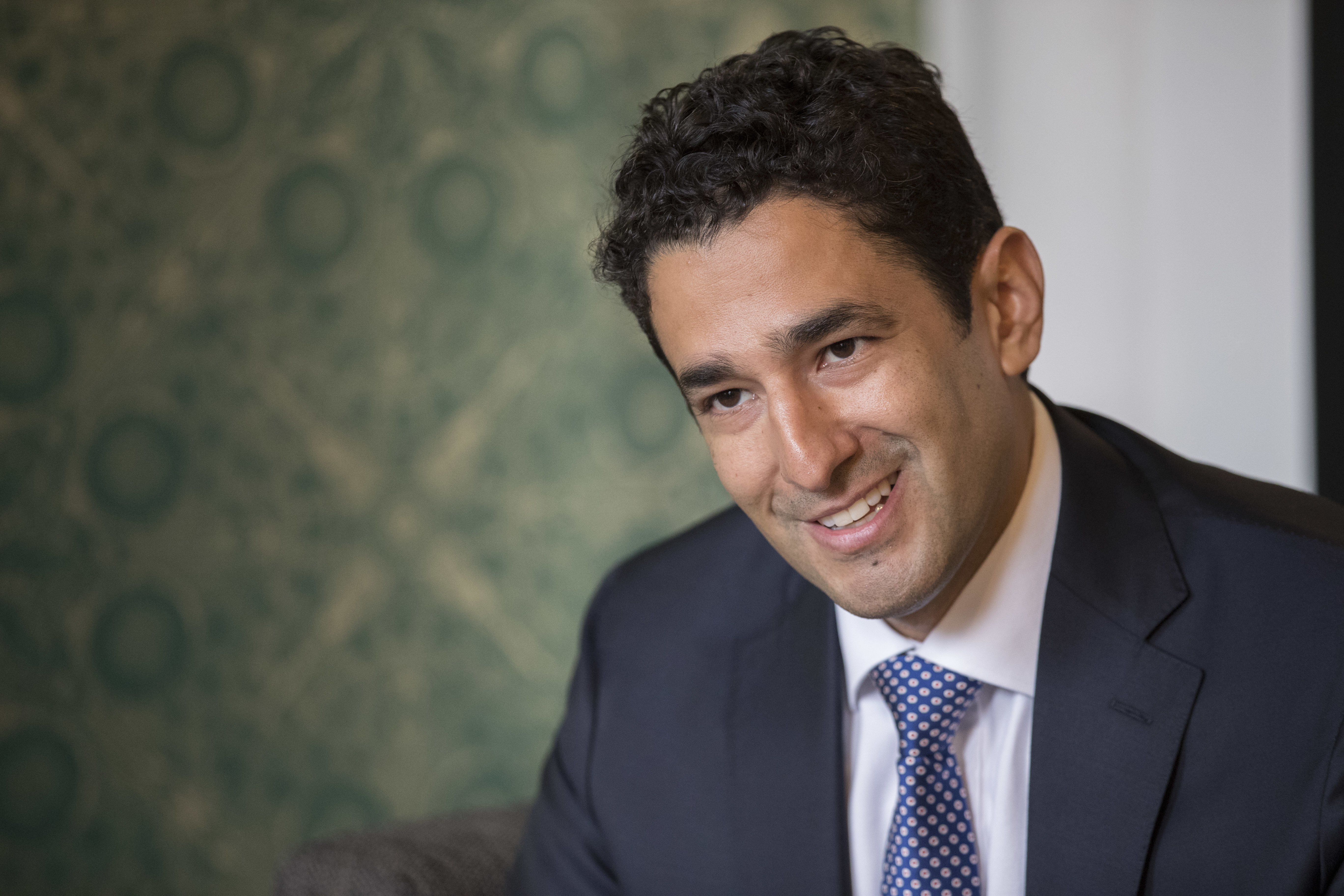 New financial apps demystify stocks and bonds for Latinos