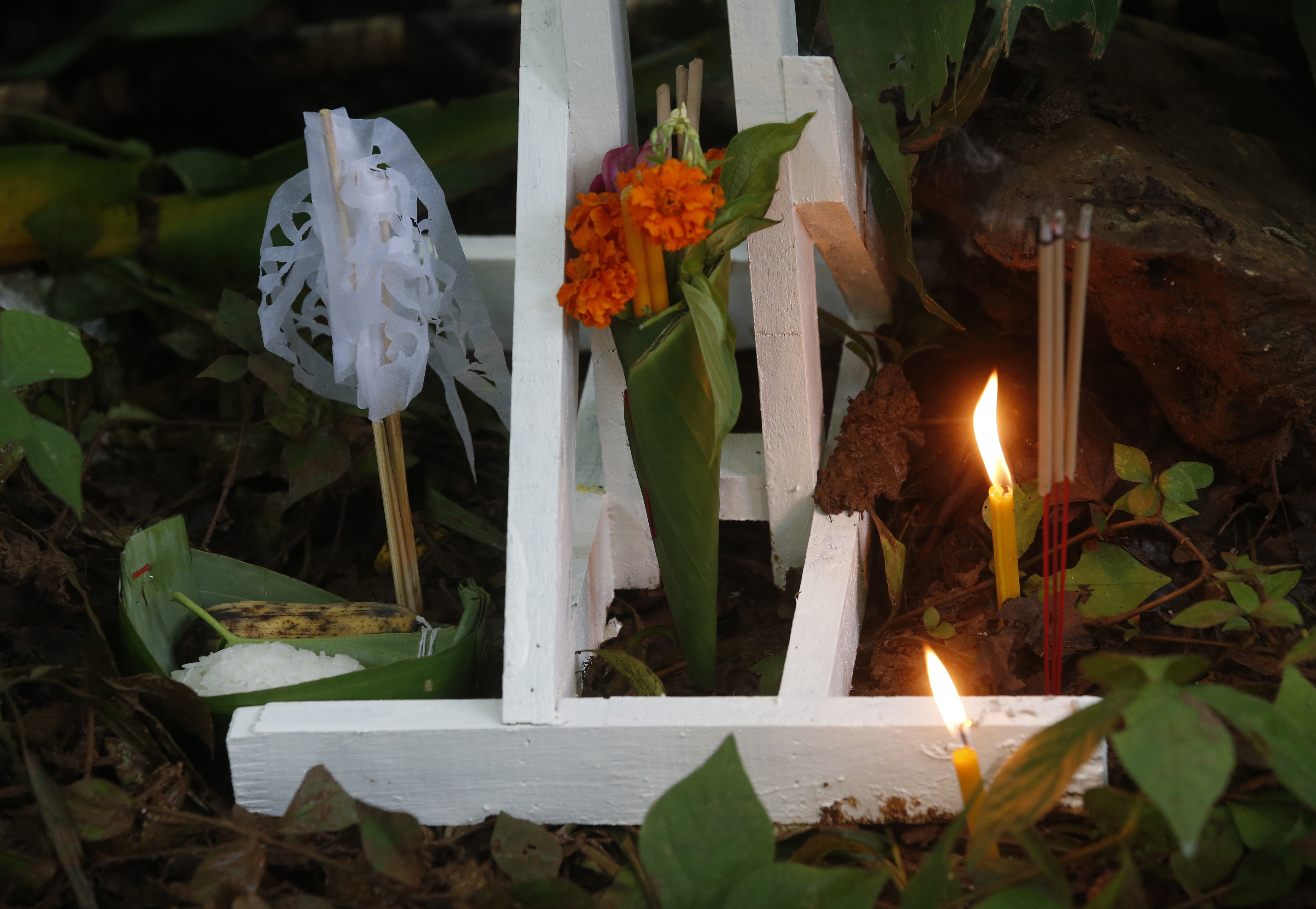 The Latest: Thai authorities weigh cave extraction options