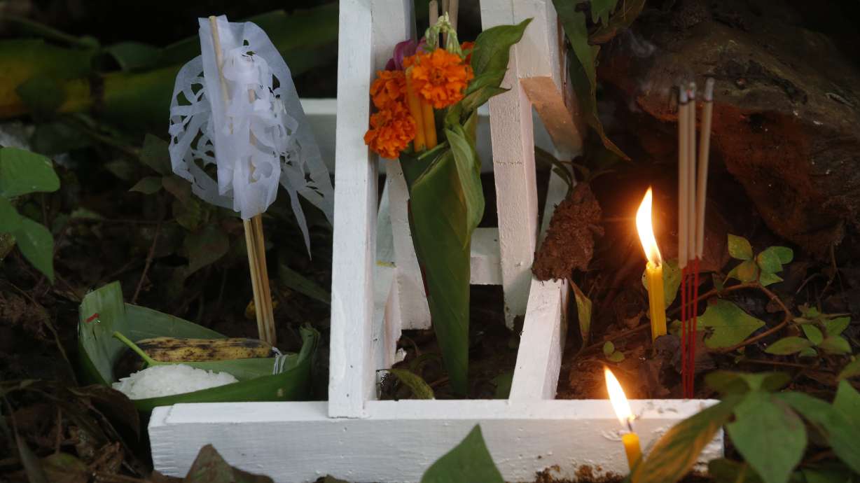 The Latest: Thai authorities weigh cave extraction options