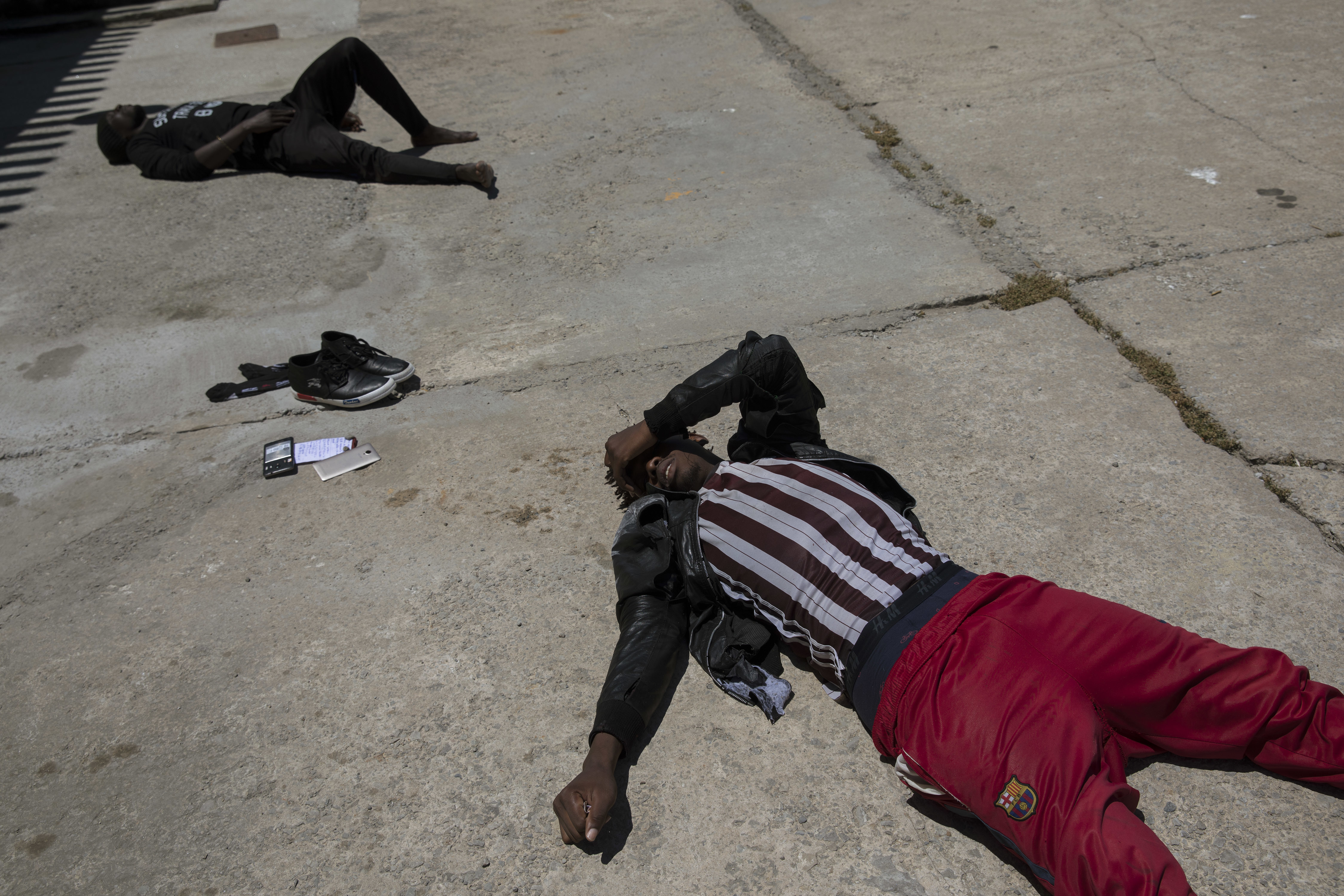 AP PHOTOS: Cellphones, teenagers on migrant route to Europe