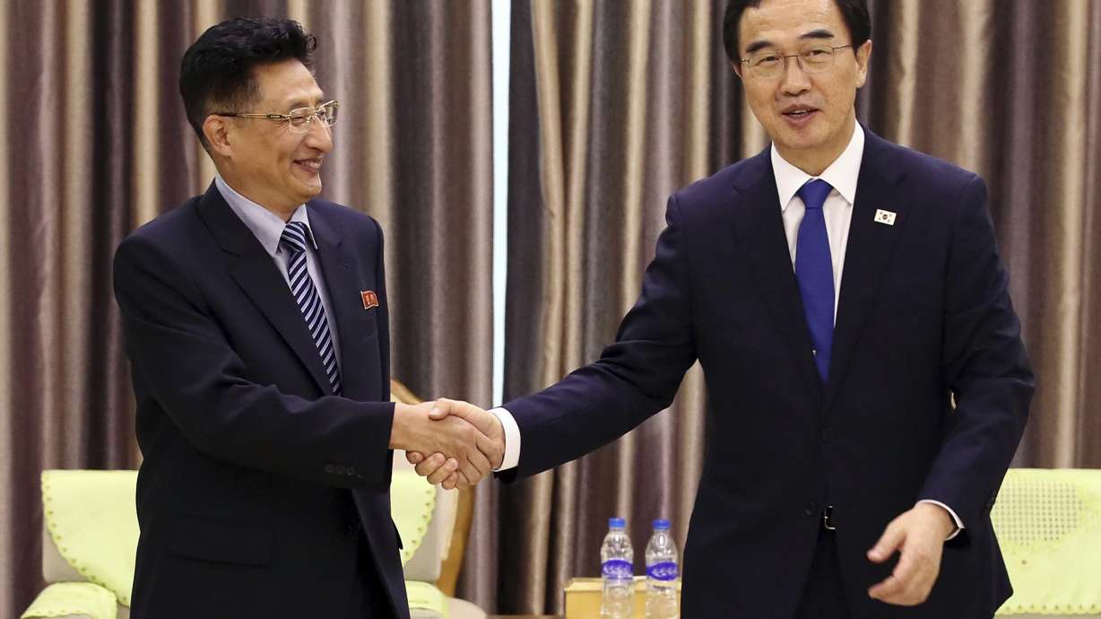 South Korean basketball players arrive for games in North