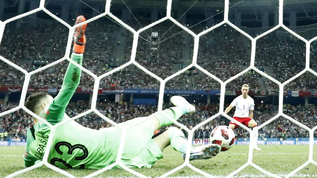 Croatia goalkeeper Subasic honors dead friend at World Cup