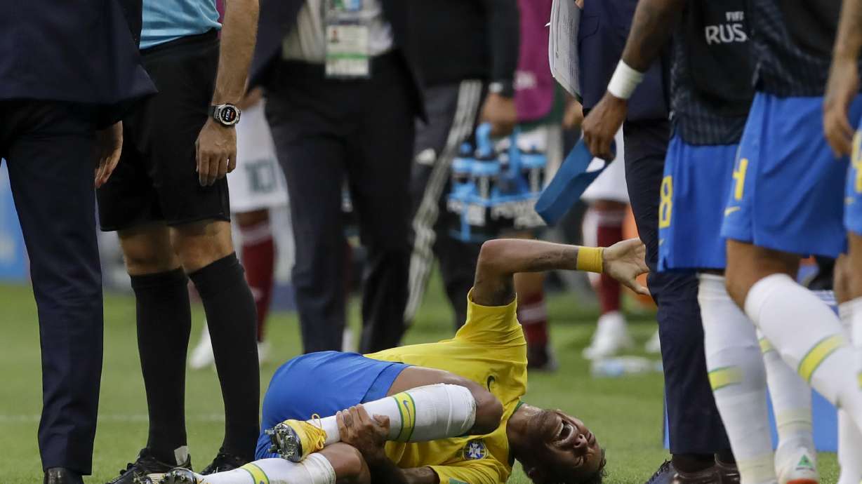 Neymar urged to stop acting, win titles to get FIFA award
