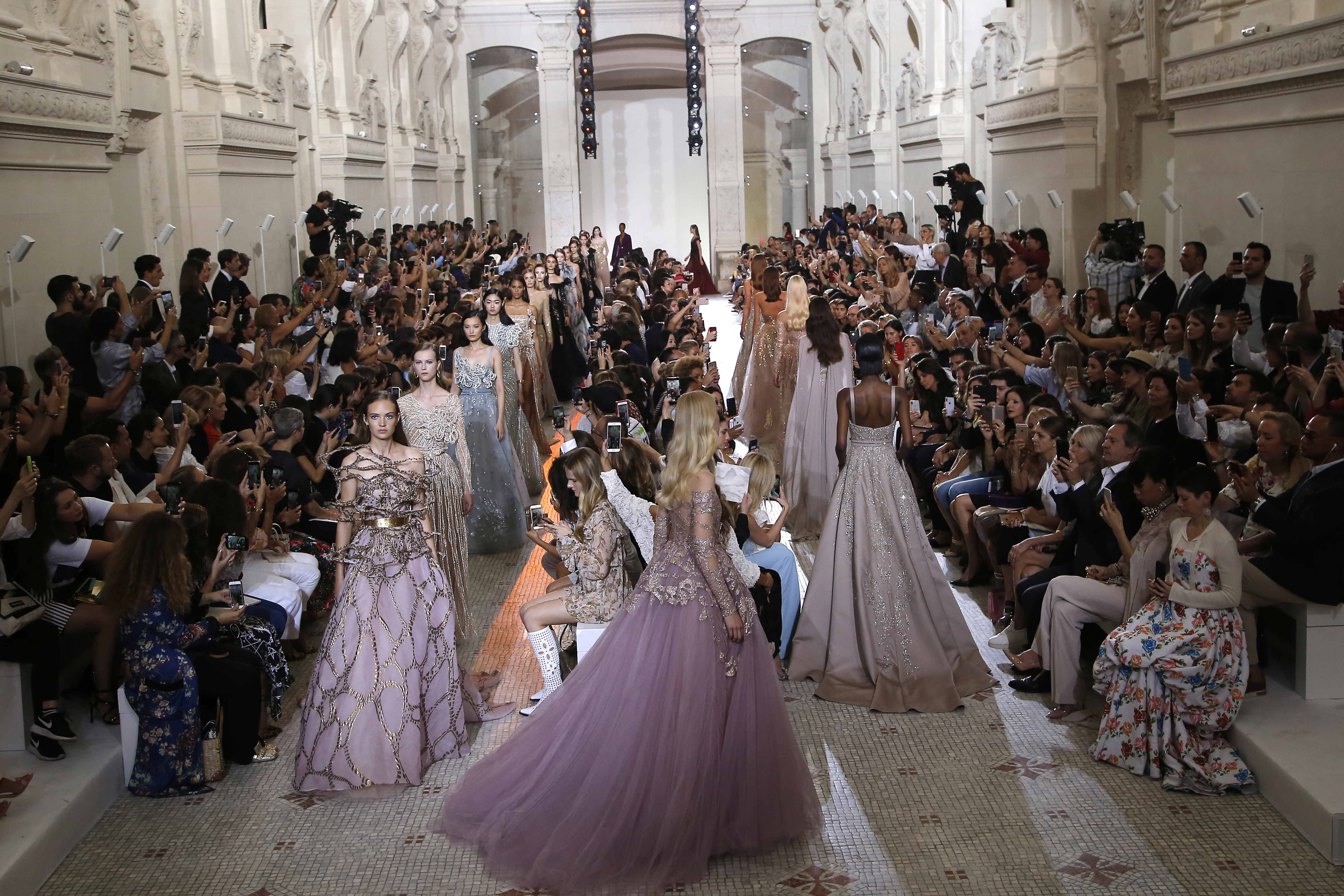 Standing ovation at Valentino caps Paris couture week