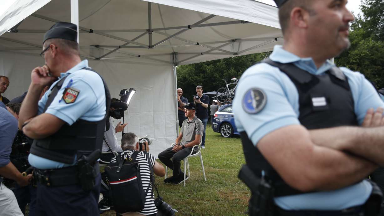 TASTE OF THE TOUR: A road through the ocean in the Vendee