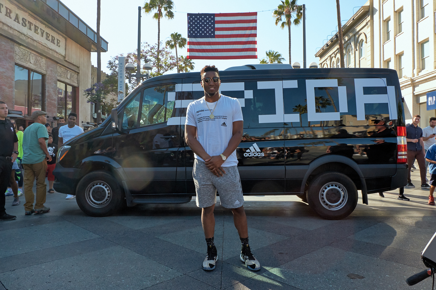 Donovan Mitchell asks Twitter for barbecue to attend, ends up at local pool party