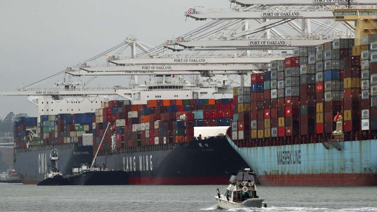 US trade deficit drops to $43.1 billion in May
