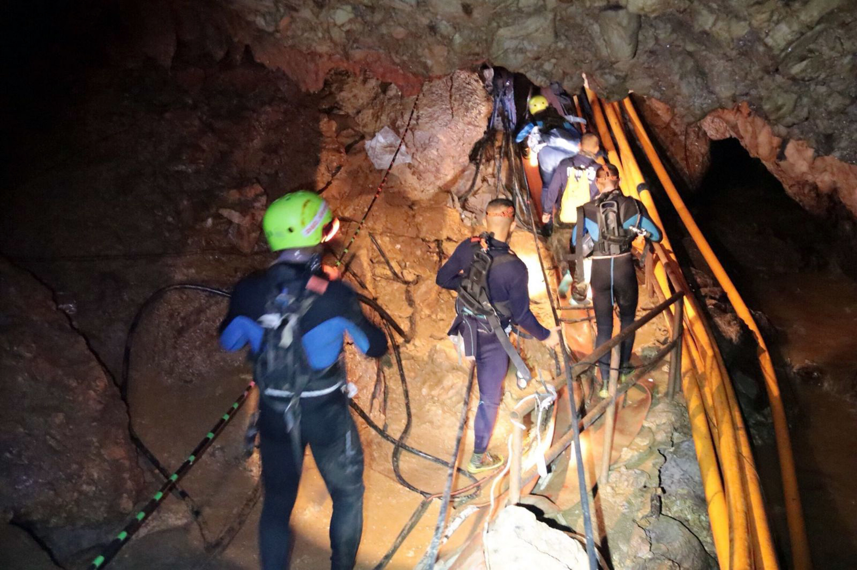 Operation to rescue Thai boys in flooded cave starts