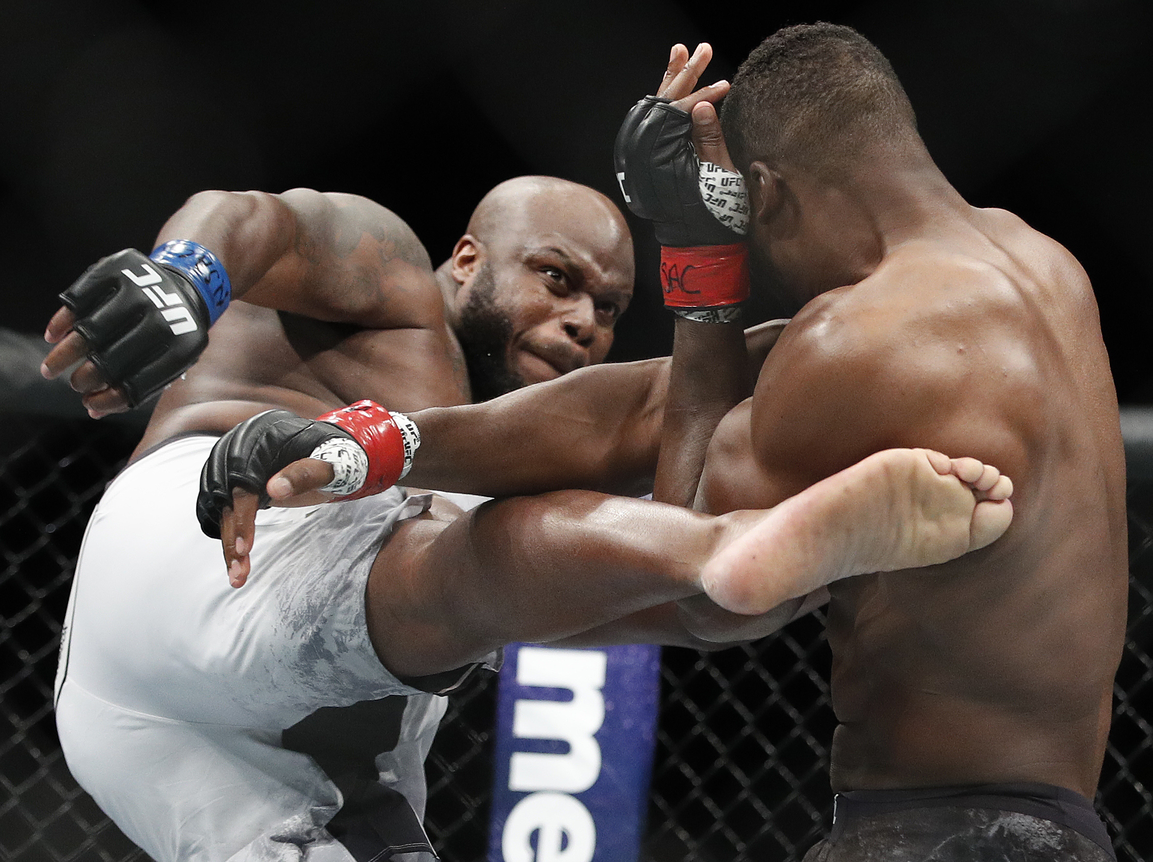Cormier stops heavyweight Miocic to win 2nd UFC title belt