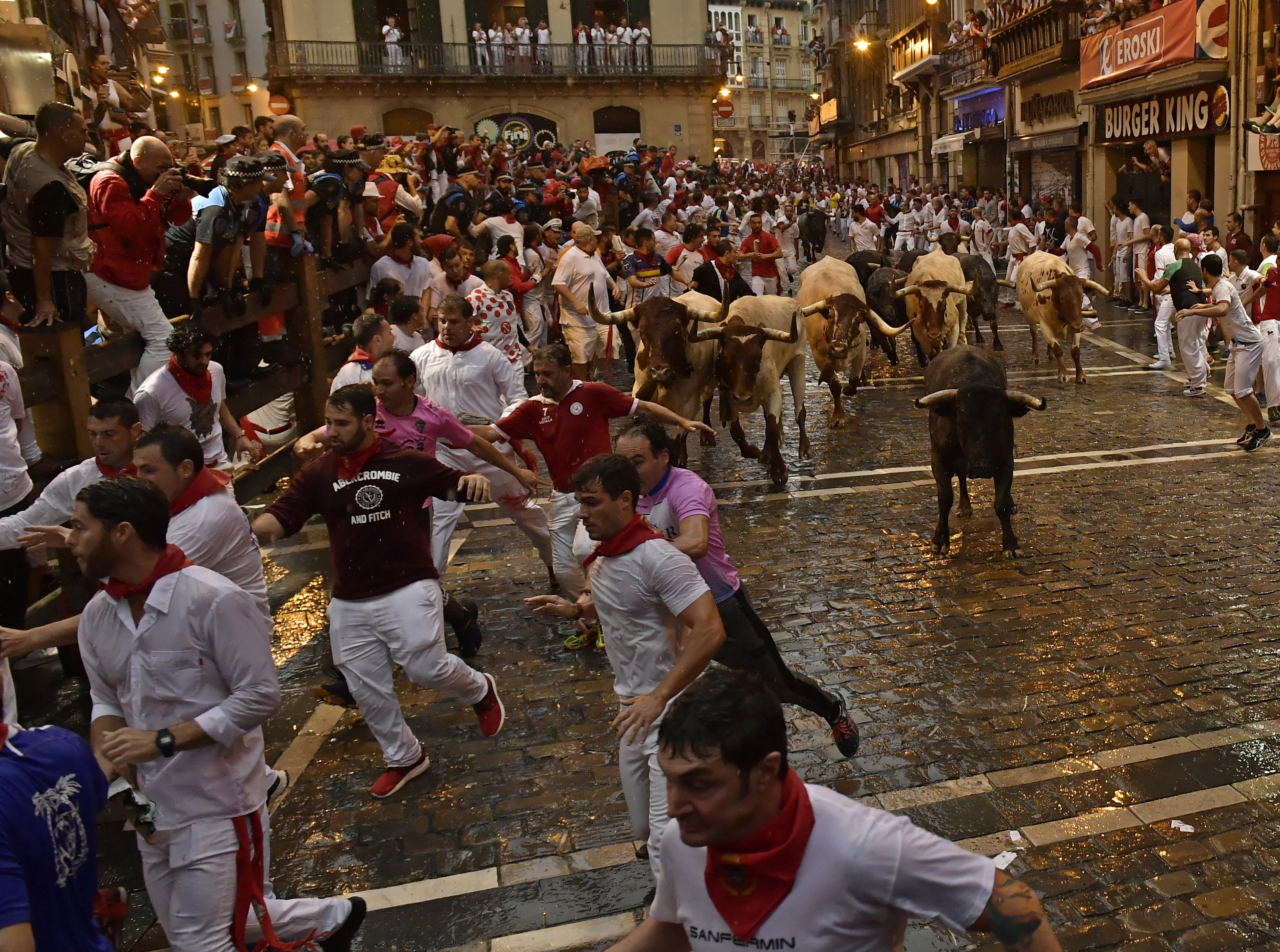 2nd day of bull run festival kicks off in Spain