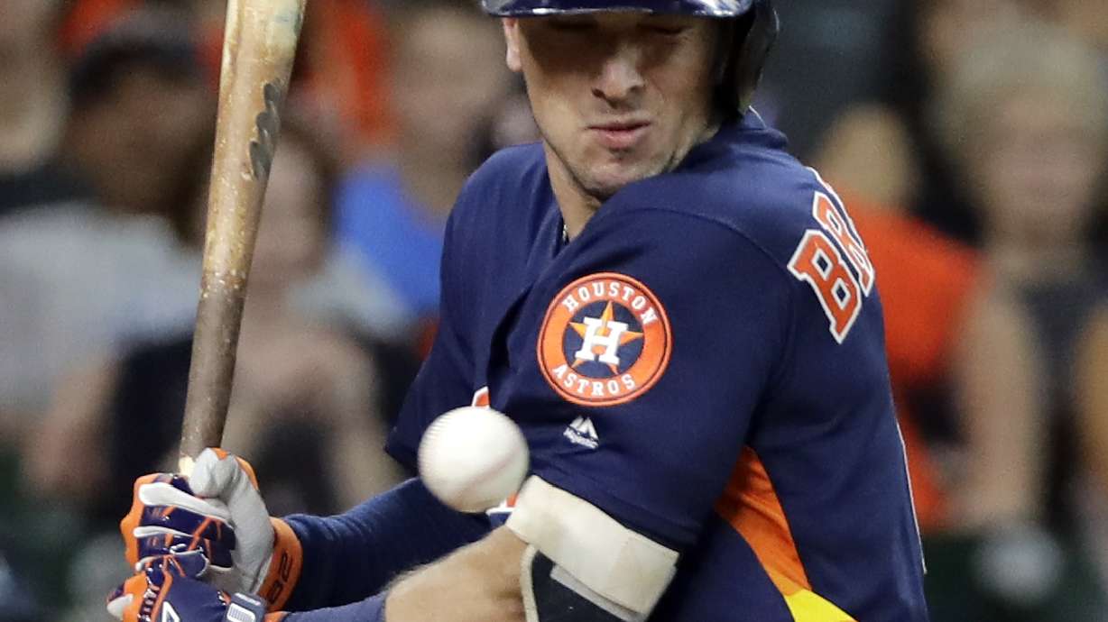 Keuchel, Altuve help Astros complete sweep of White Sox, 2-1