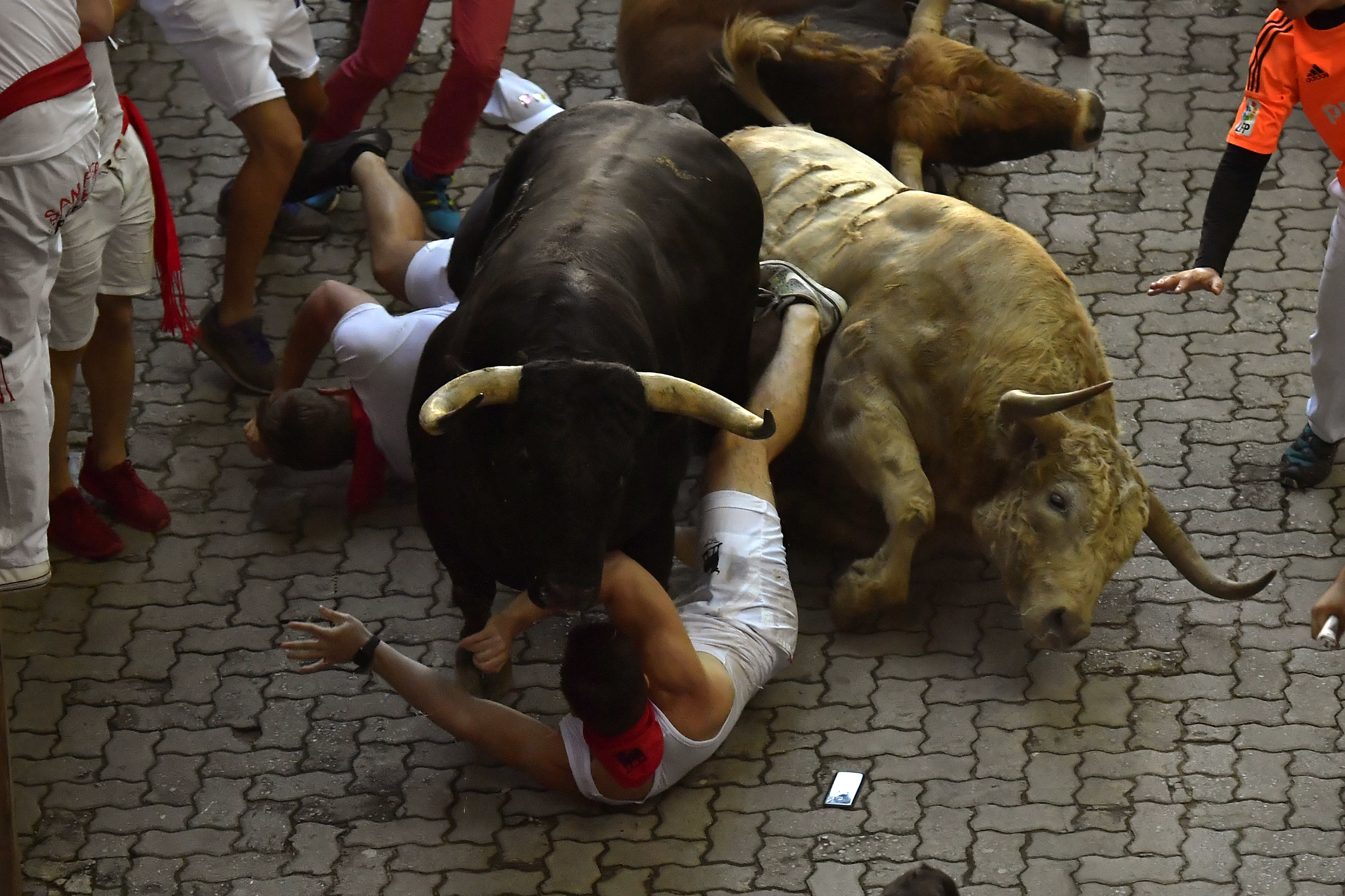 3 injured running with bulls in the streets of Pamplona