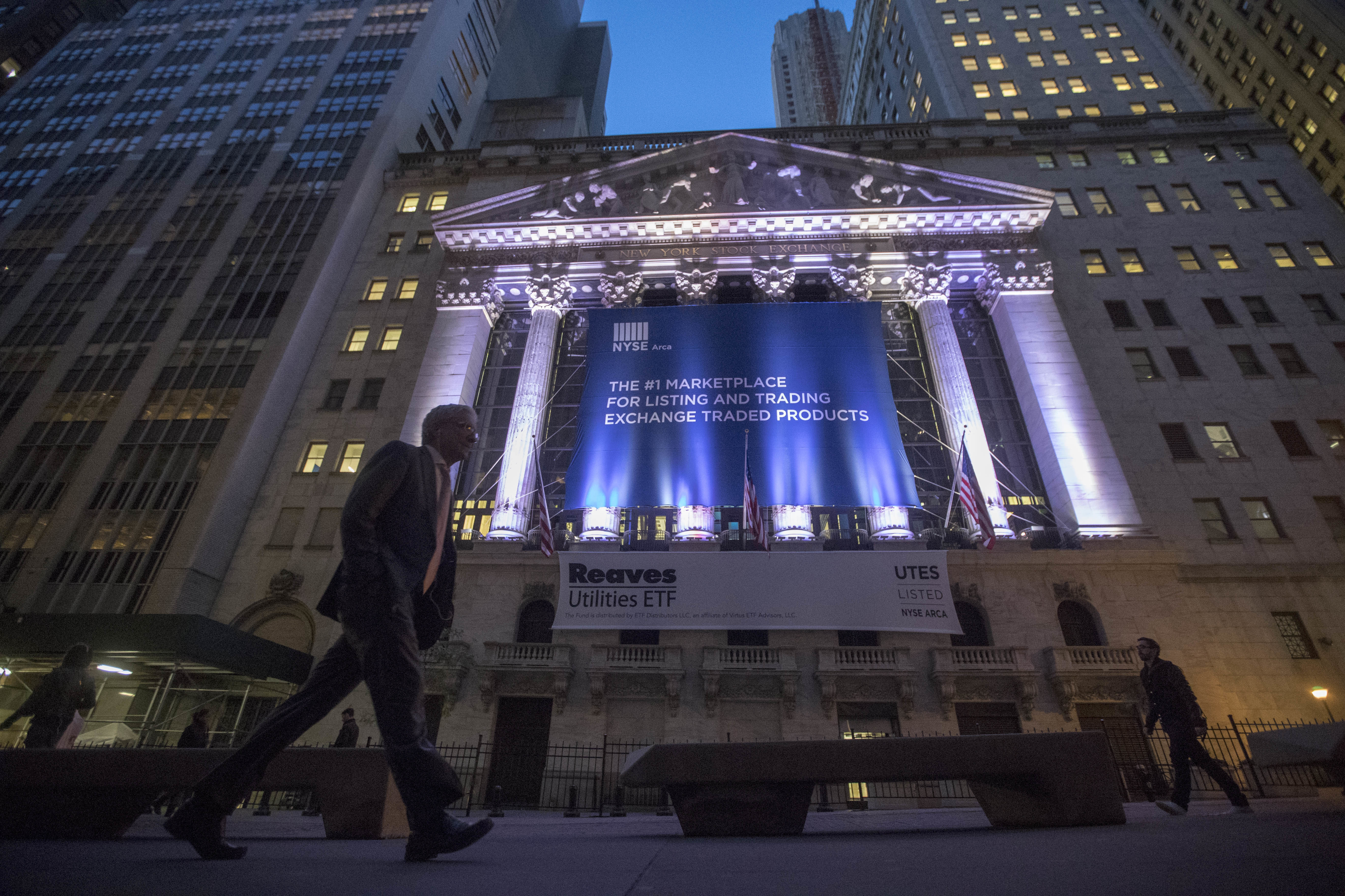 Markets Right Now: Renewed tariff threats weighs on stocks
