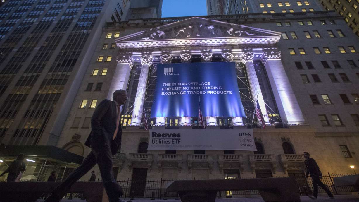 Markets Right Now: Renewed tariff threats weighs on stocks