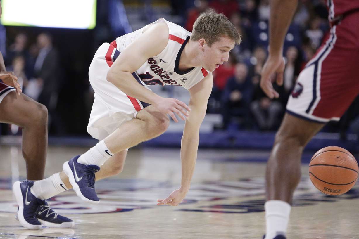 Gonzaga guard Jesse Wade goes after the ball during the second half of an NCAA college basketball game against Loyola Marymount in Spokane, Wash., Thursday, Feb. 15, 2018. (AP Photo/Young Kwak)
