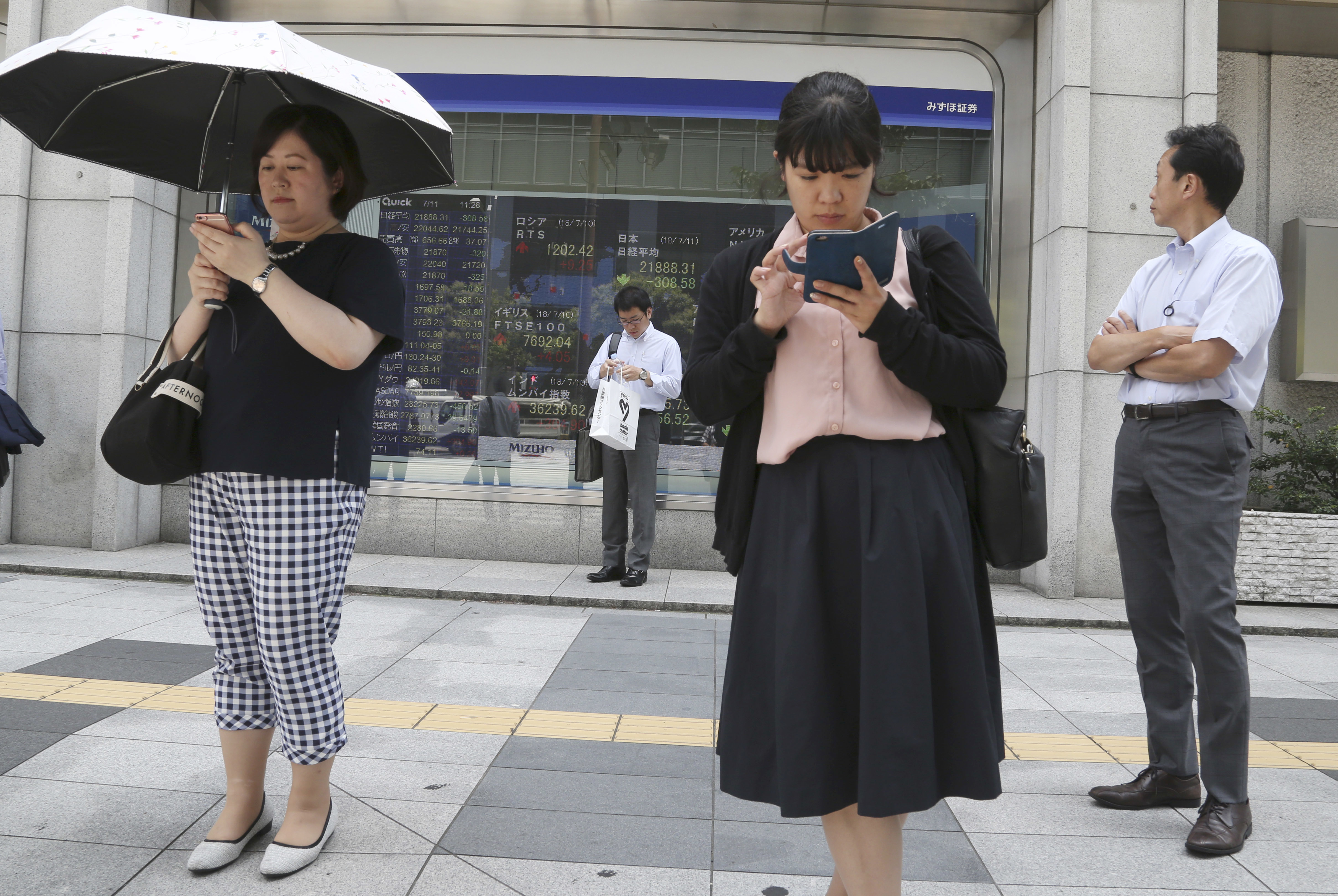 Global stocks rebound but trade war fears remain