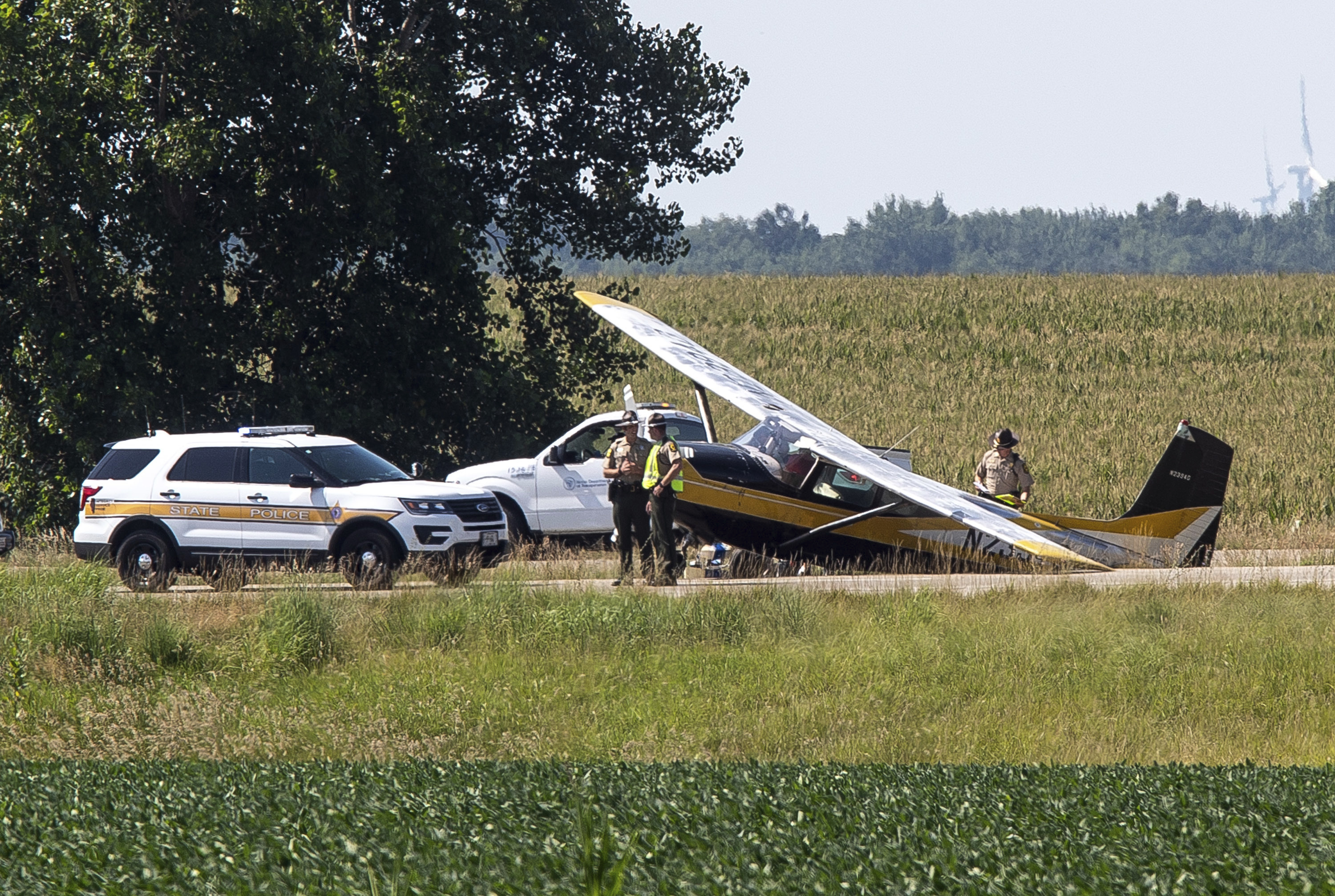 Aircraft makes emergency landing on interstate in Illinois