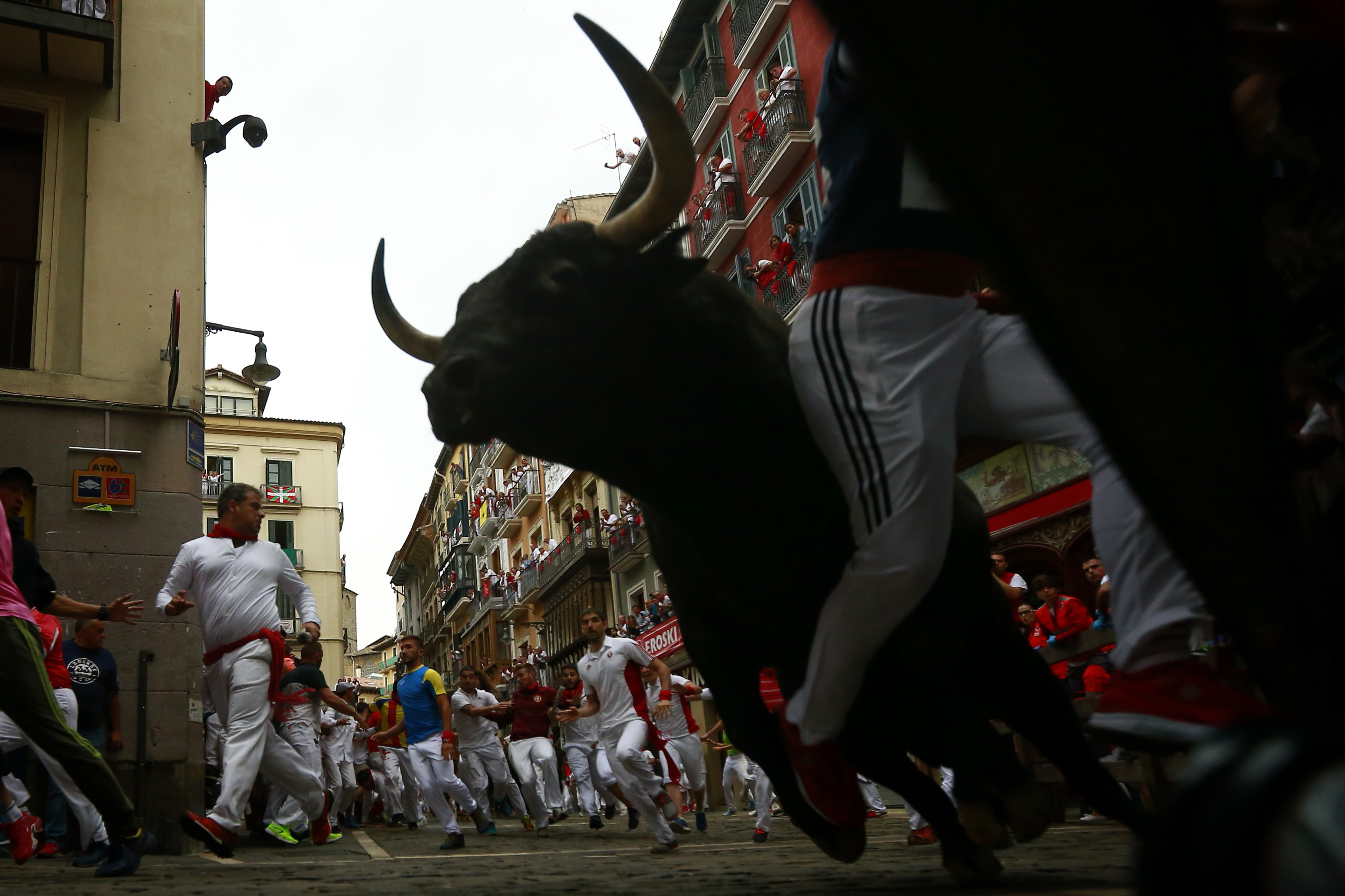 1 gored, 3 bruised while running with bulls in Pamplona
