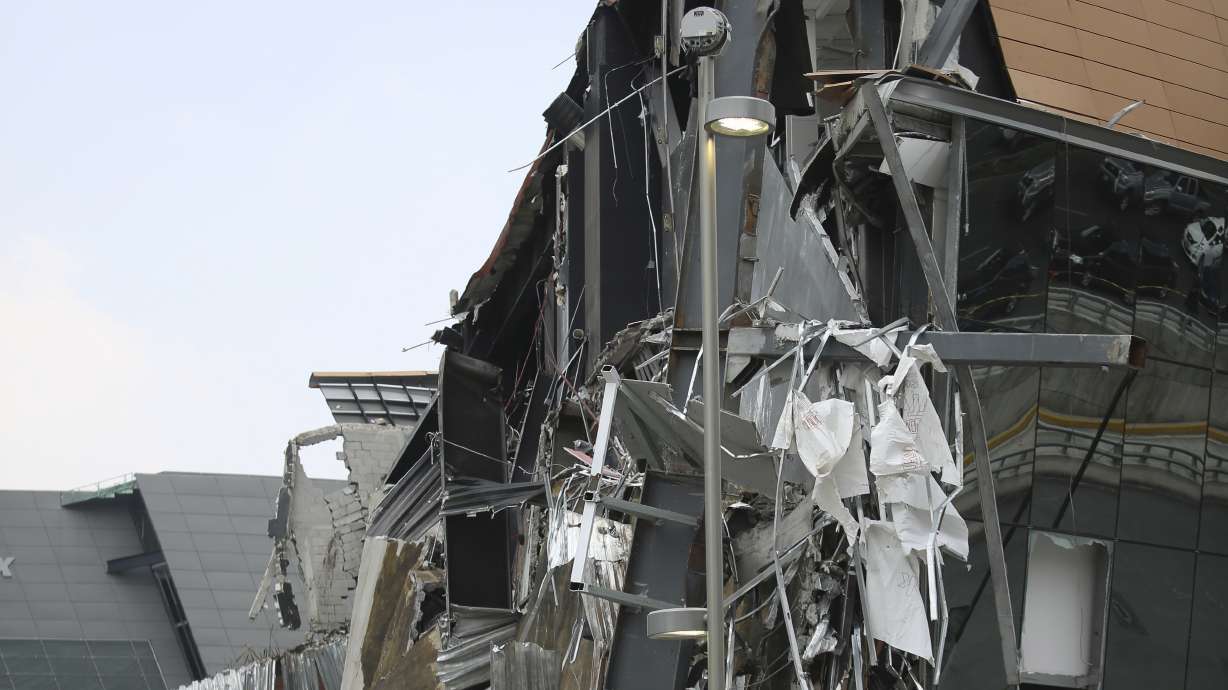 Mexico officials: roof garden may have caused mall collapse