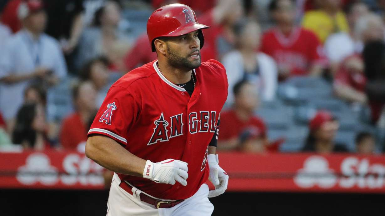 Angels' Pujols has injection in knee, goes on DL