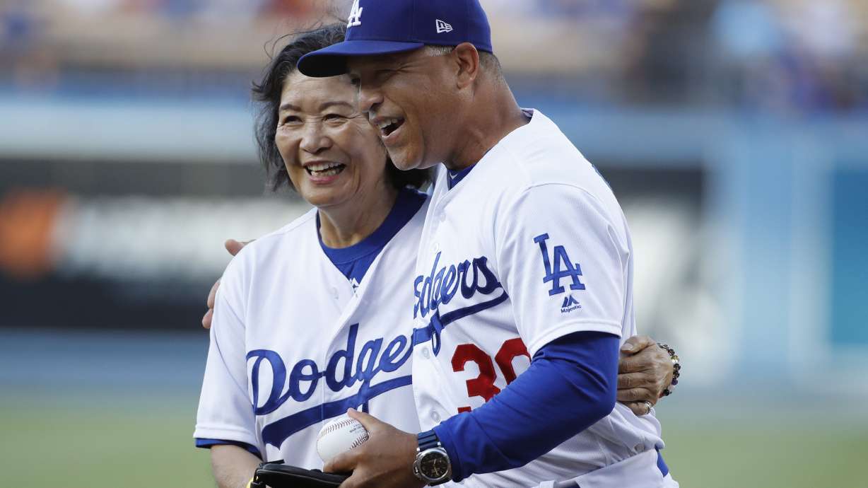 Mom throws best: Dave Roberts' mom tosses 1st pitch in LA
