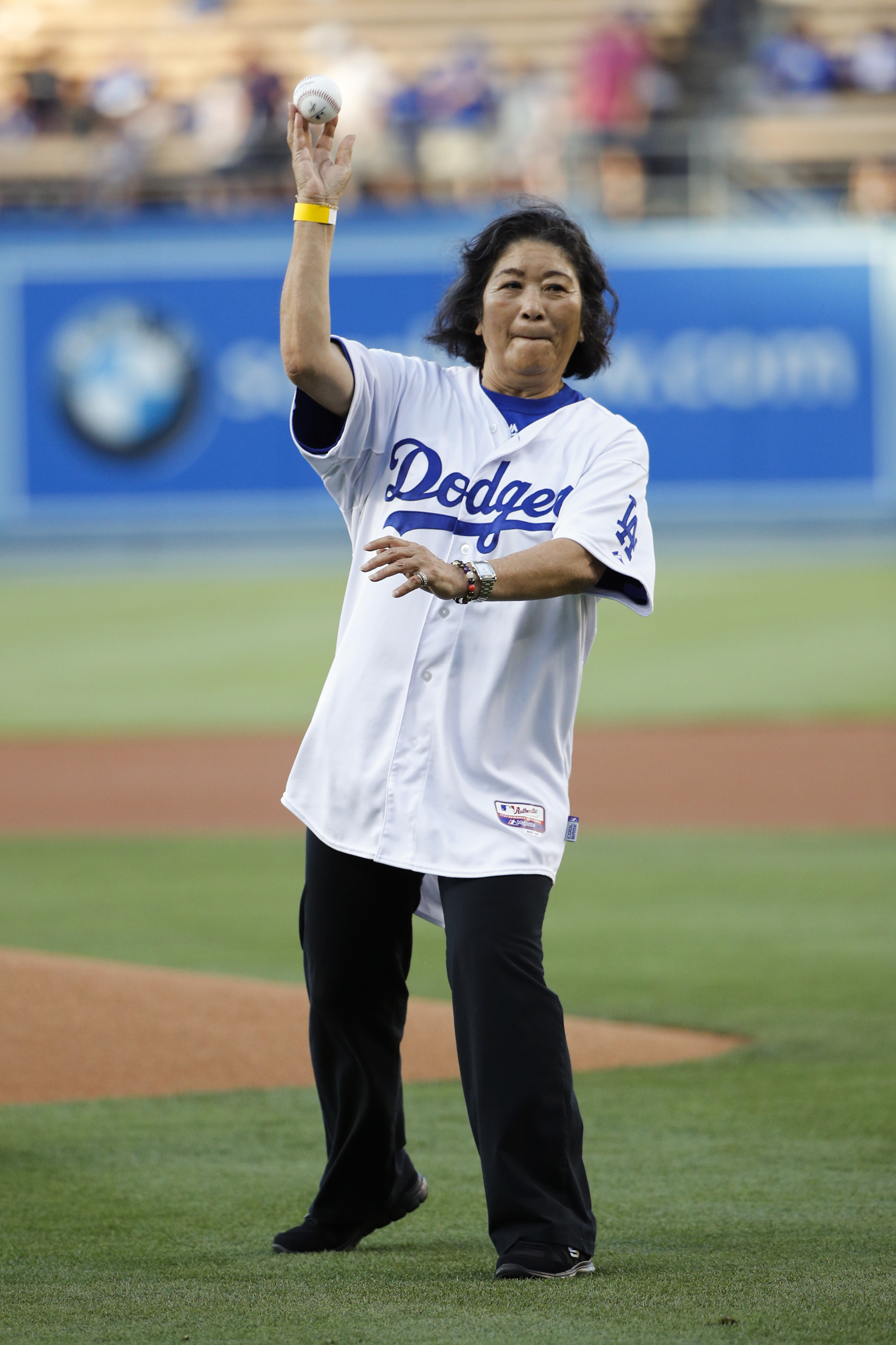 Dave Roberts' mother tosses first pitch at Los Angeles Dodgers' Japan Night  - ESPN