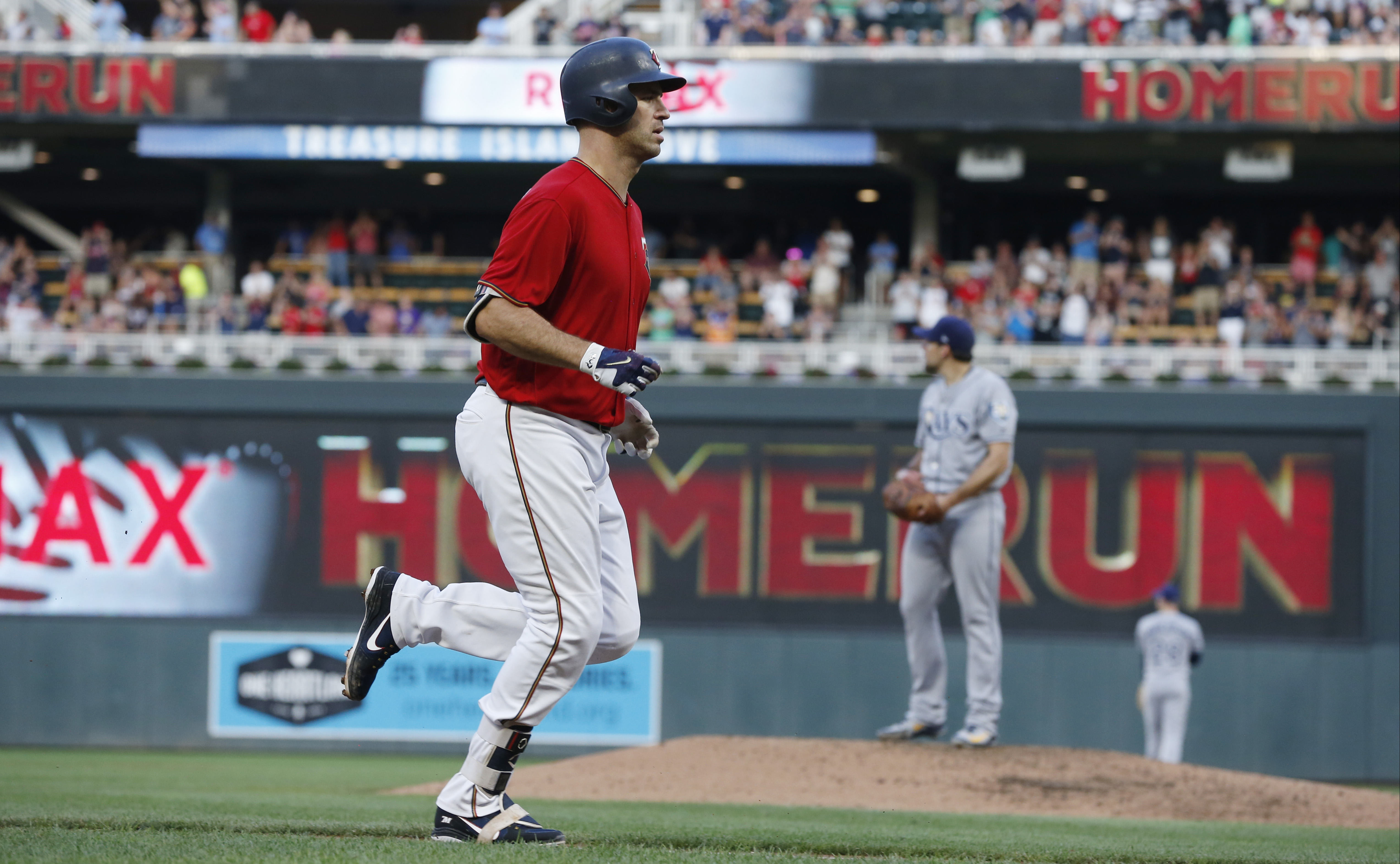 Mauer homers, drives in four as Twins outlast Rays 11-8