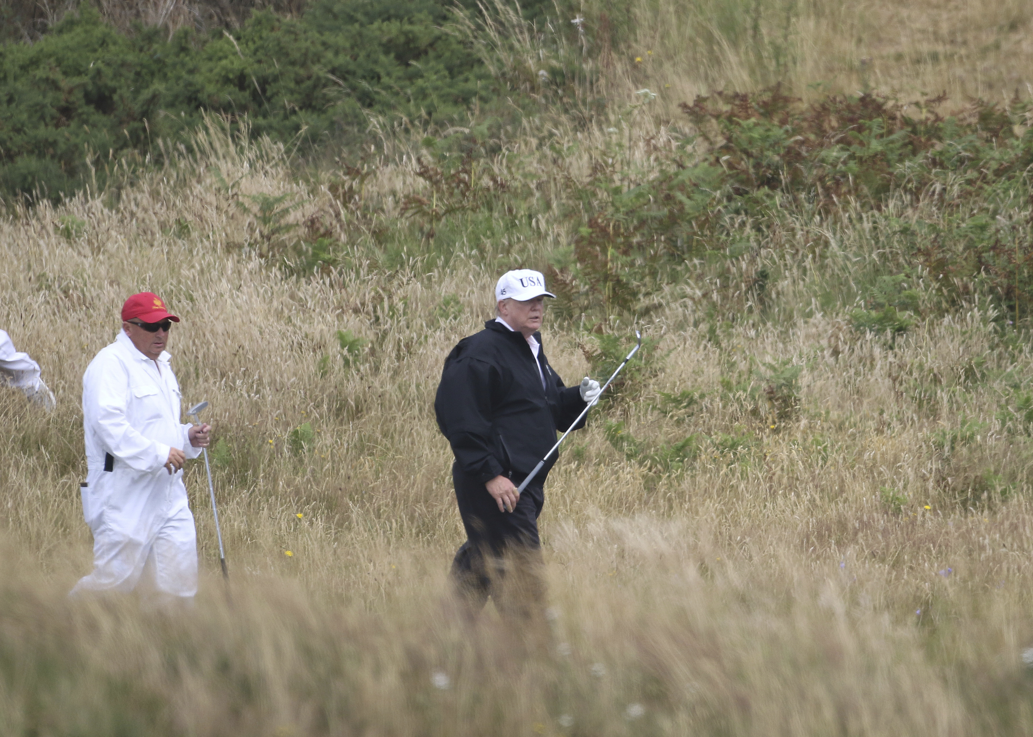 Trump tweets, hits links before high-stakes Putin meeting