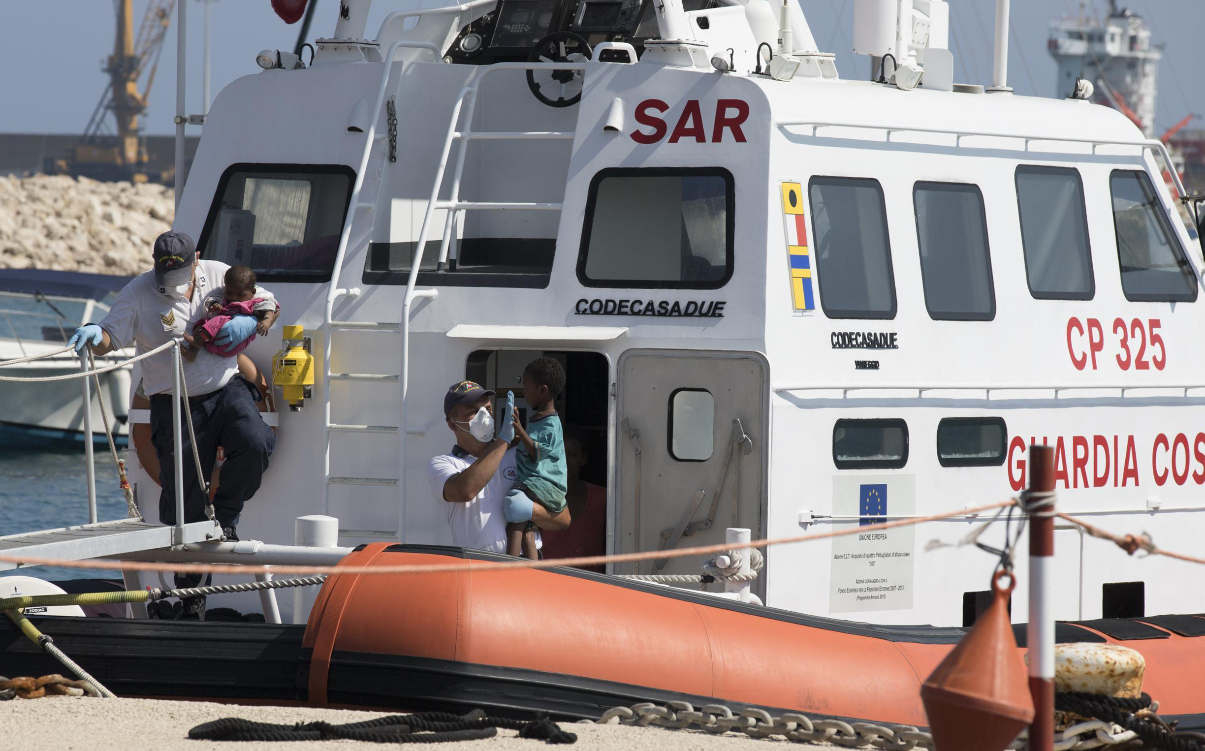 Migrants disembark in Sicily after EU sharing plan reached
