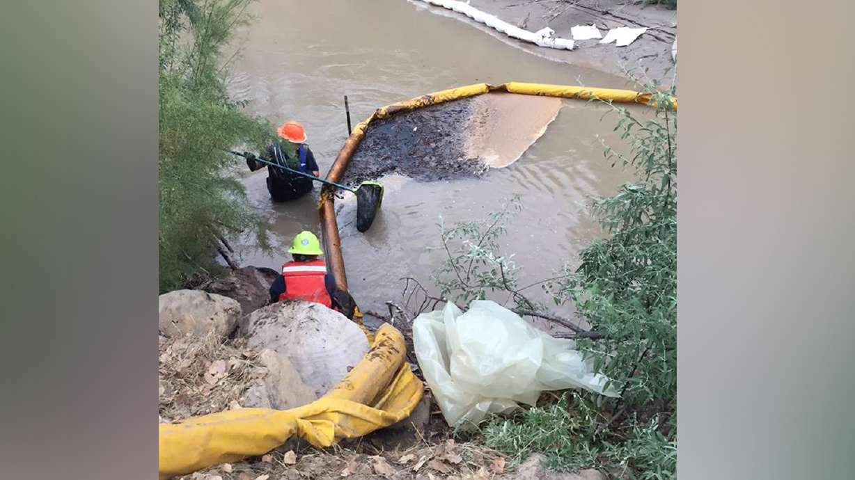 Flash flood wipes out containment boom holding oil spilled in Price River after crash