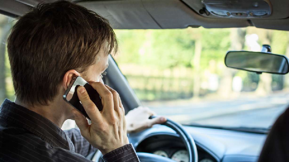 Utah lawmaker to try again to ban hand-held cellphones while driving