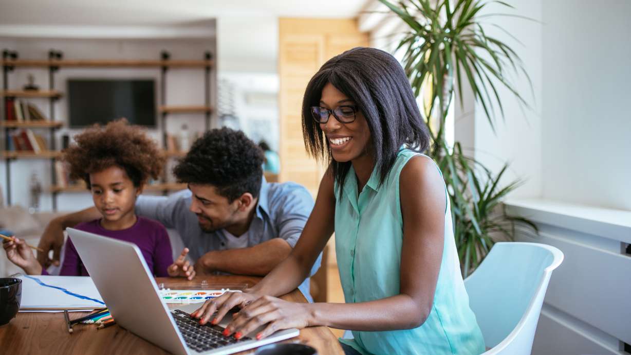 Having a working mom has benefits for kids later in life, study says