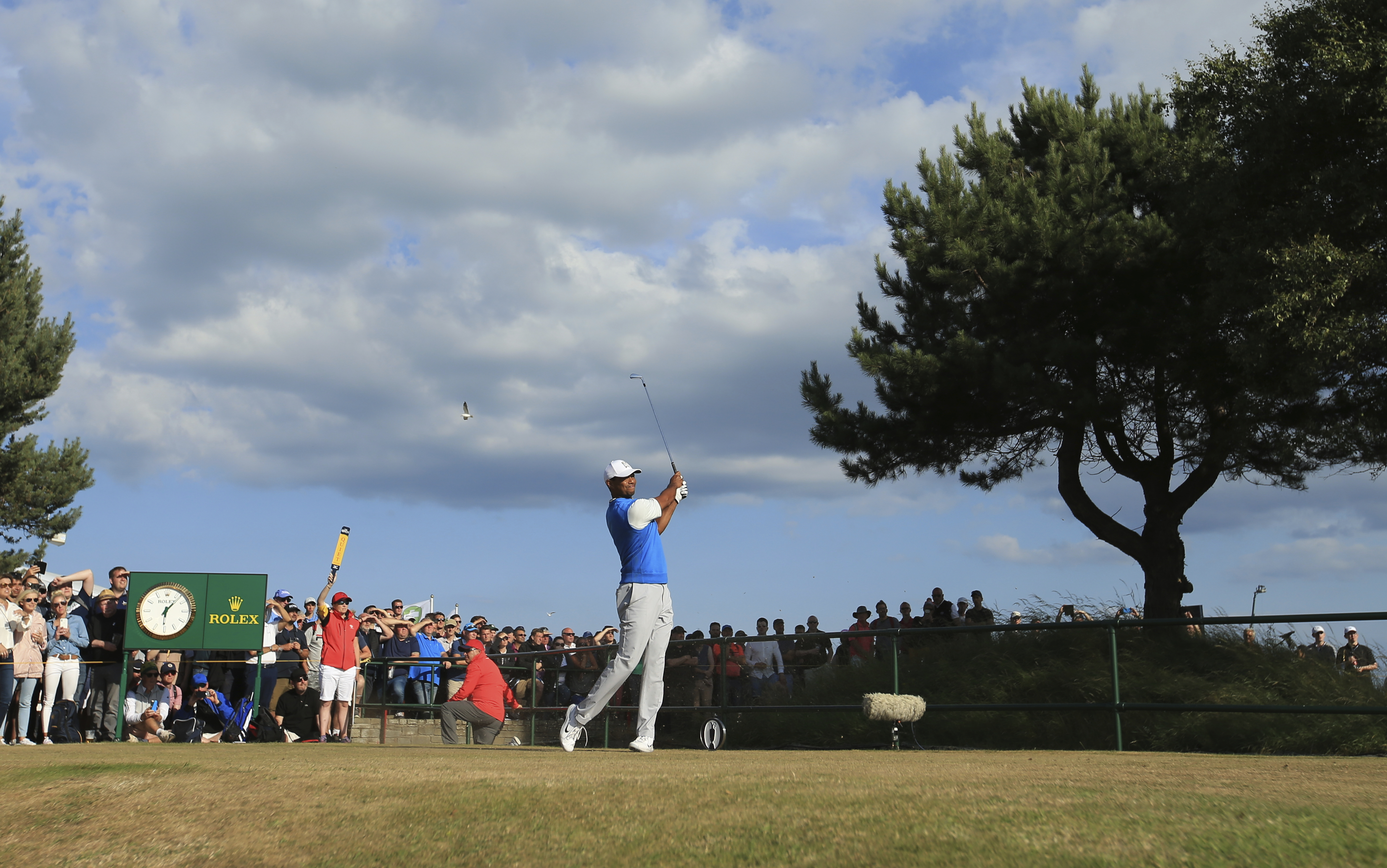 Column: Woods close, but mistakes cost him again