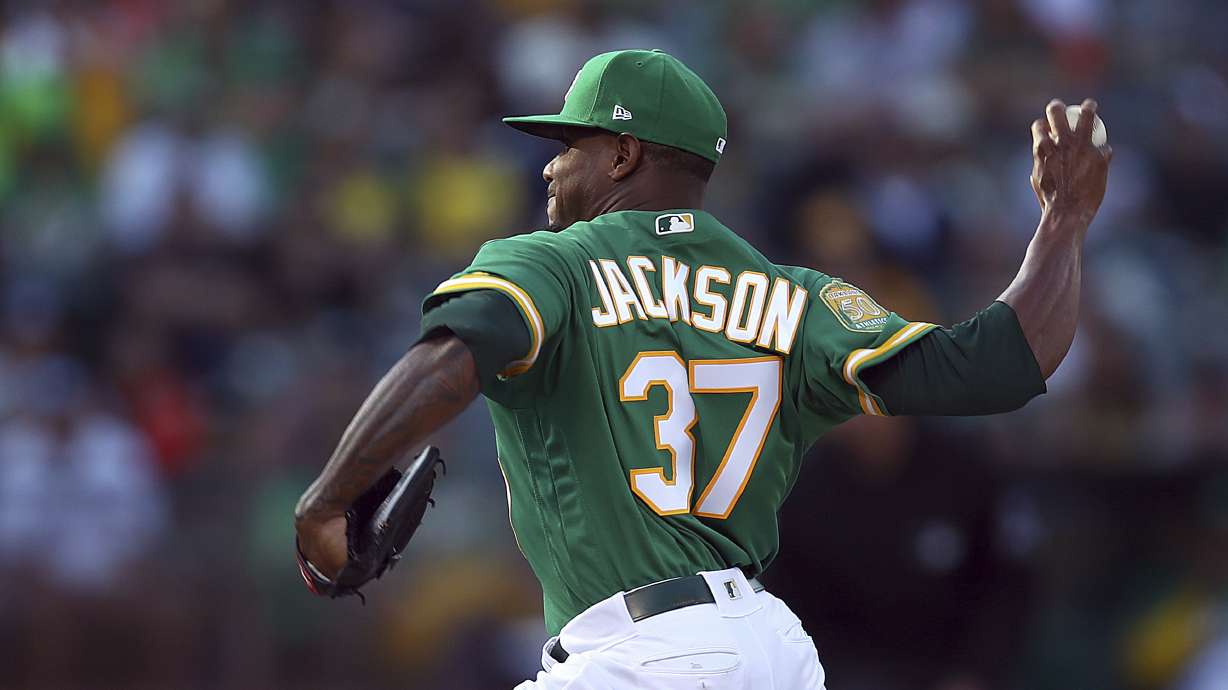 Sandoval homers to back Rodriguez as Giants beat A's 5-1