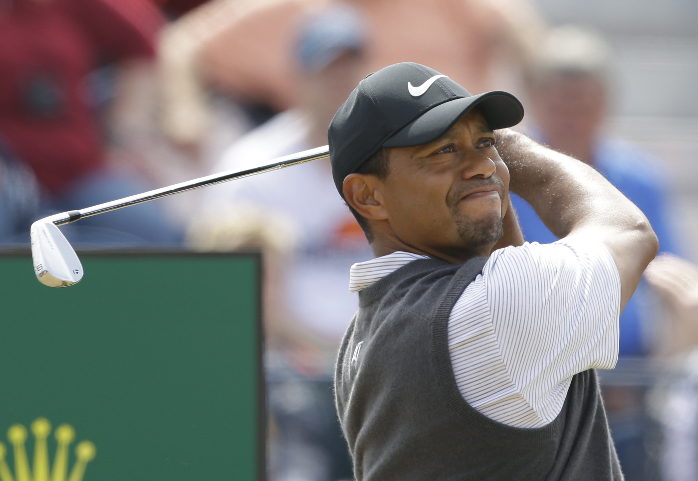 Woods creates buzz at Carnoustie with 66 at British Open