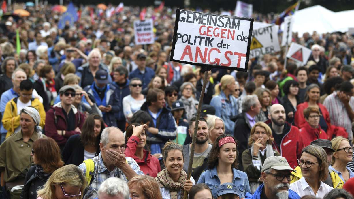 Thousands rally in Munich to protest 'politics of fear'