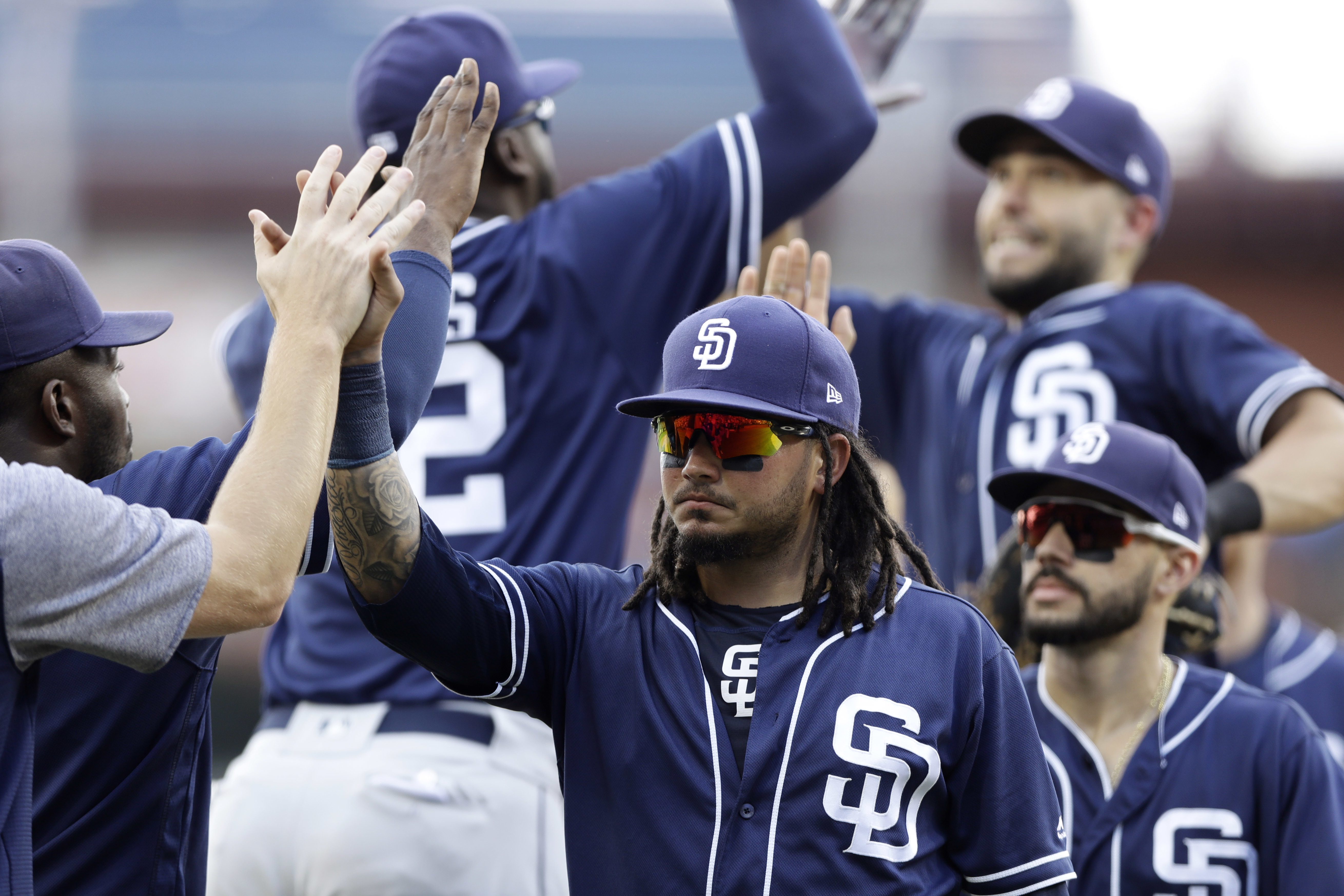 Velasquez helps Phillies split DH with Padres