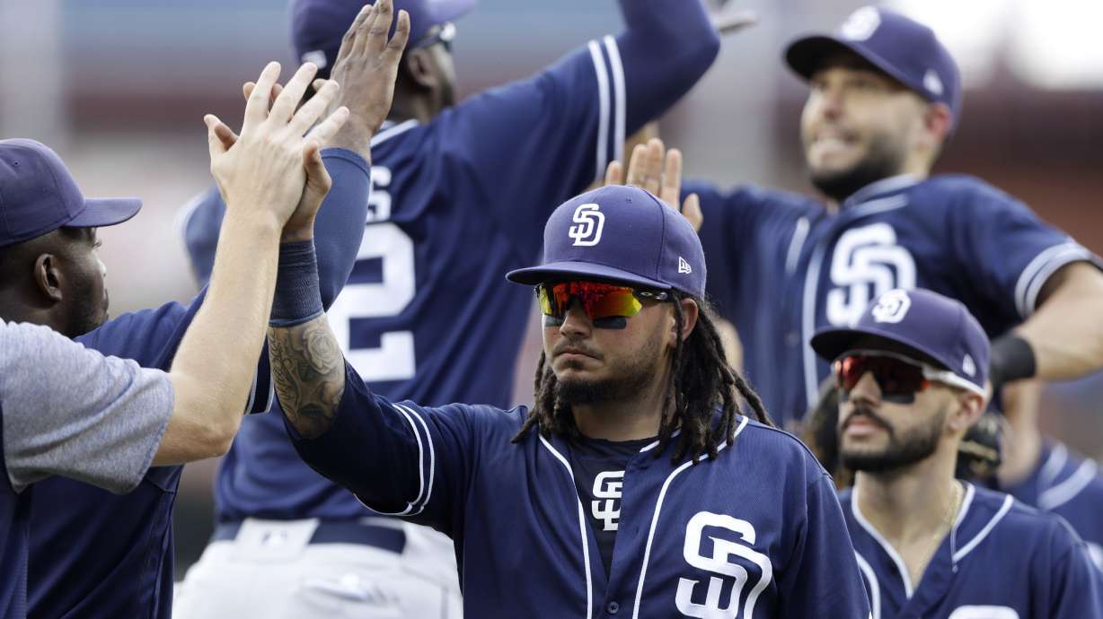 Velasquez helps Phillies split DH with Padres