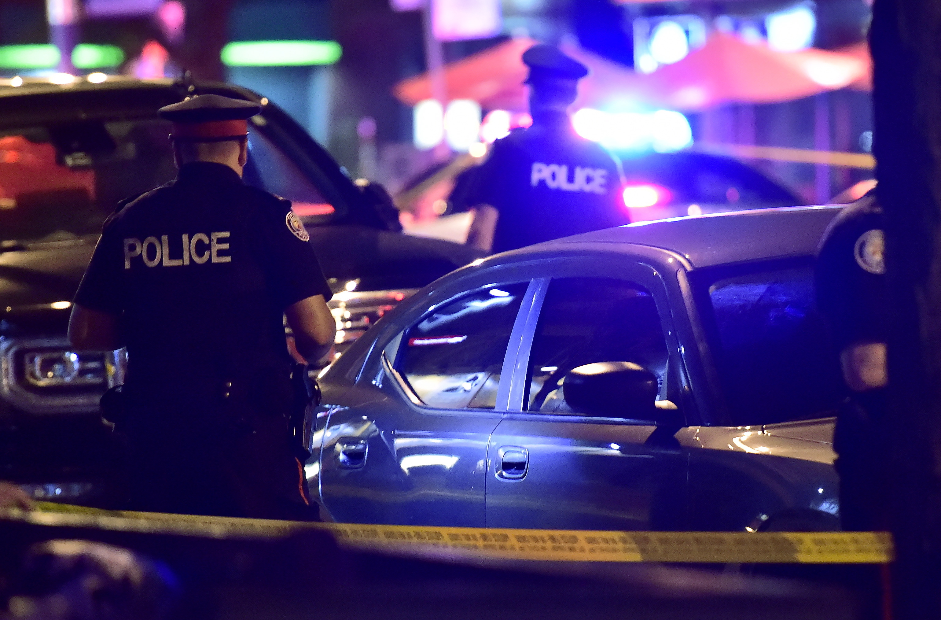 Man firing into Toronto cafes shoots 14 people, killing 2