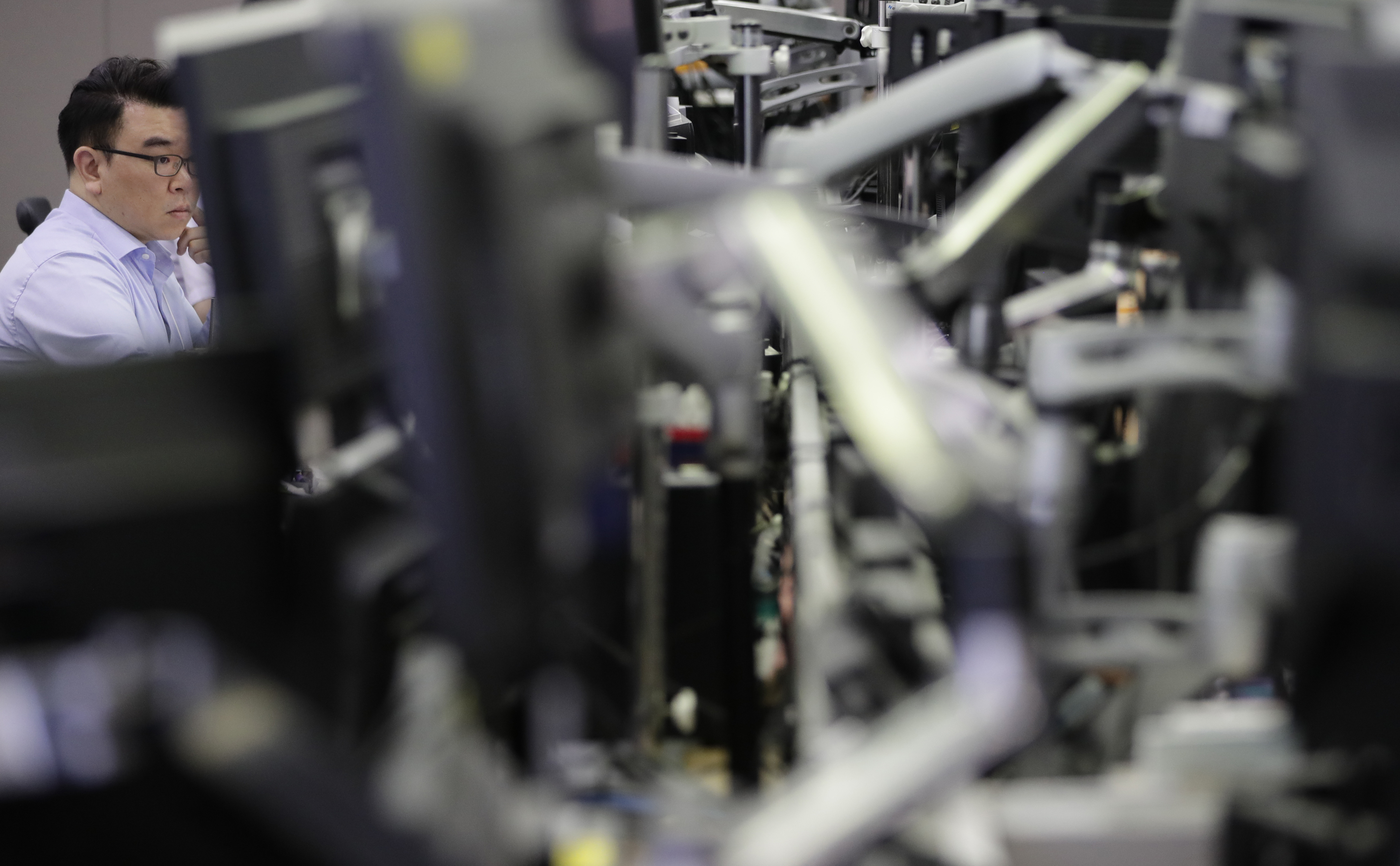 Trade tensions stalk markets at start of busy earnings week