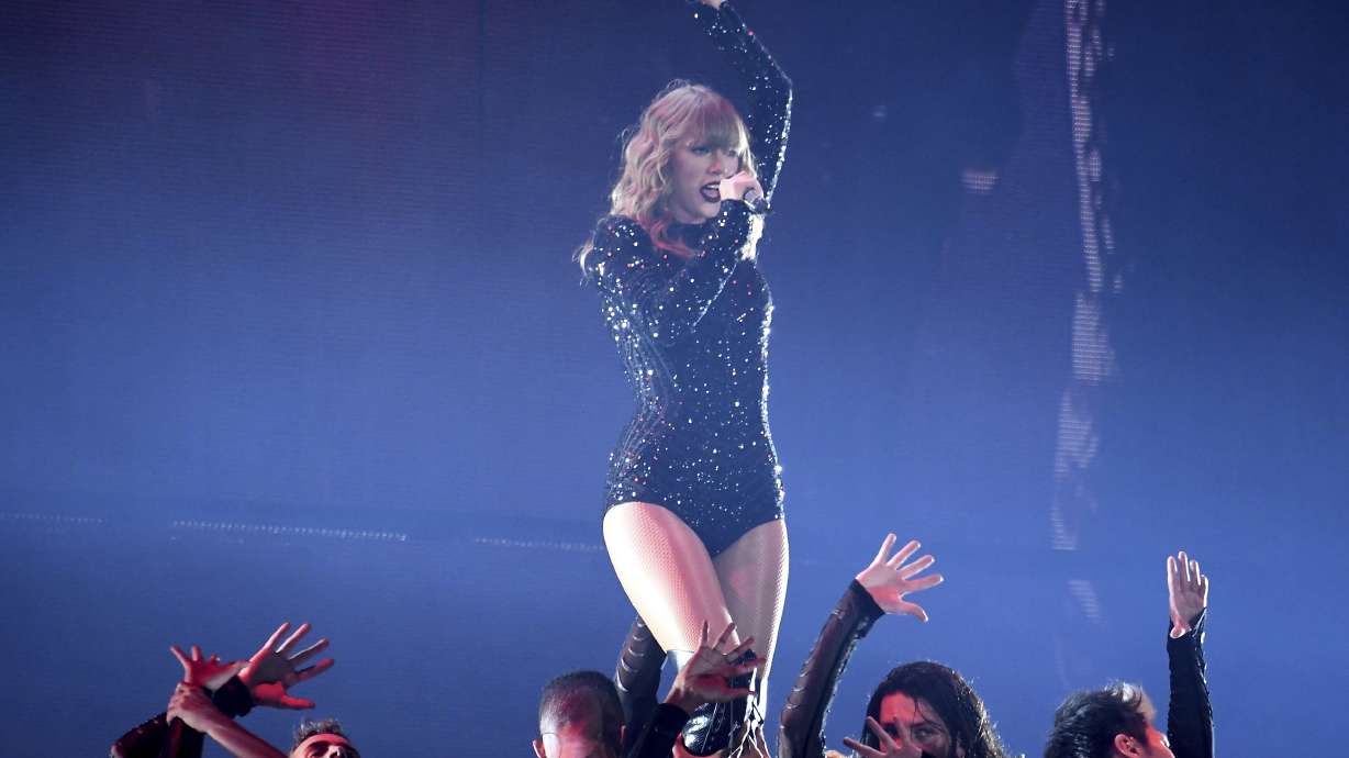Taylor Swift gets surprise as 'Fearless' hits diamond status