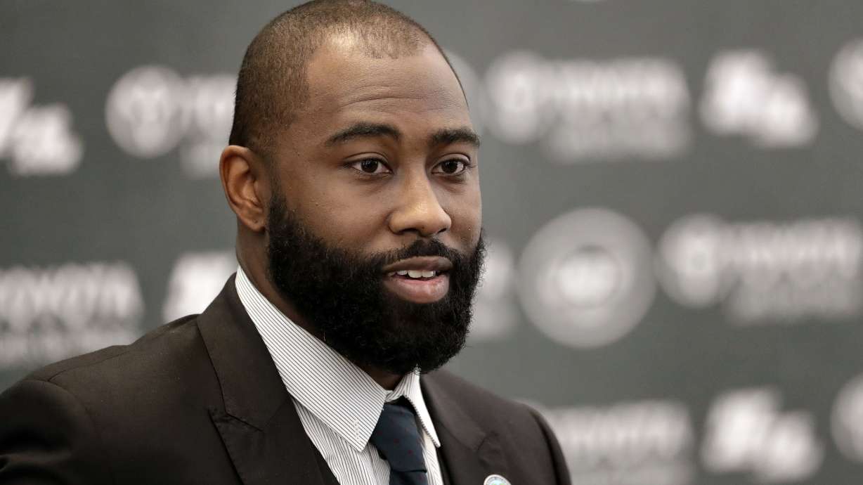 Revis ends 'amazing' career by signing 1-day deal with Jets