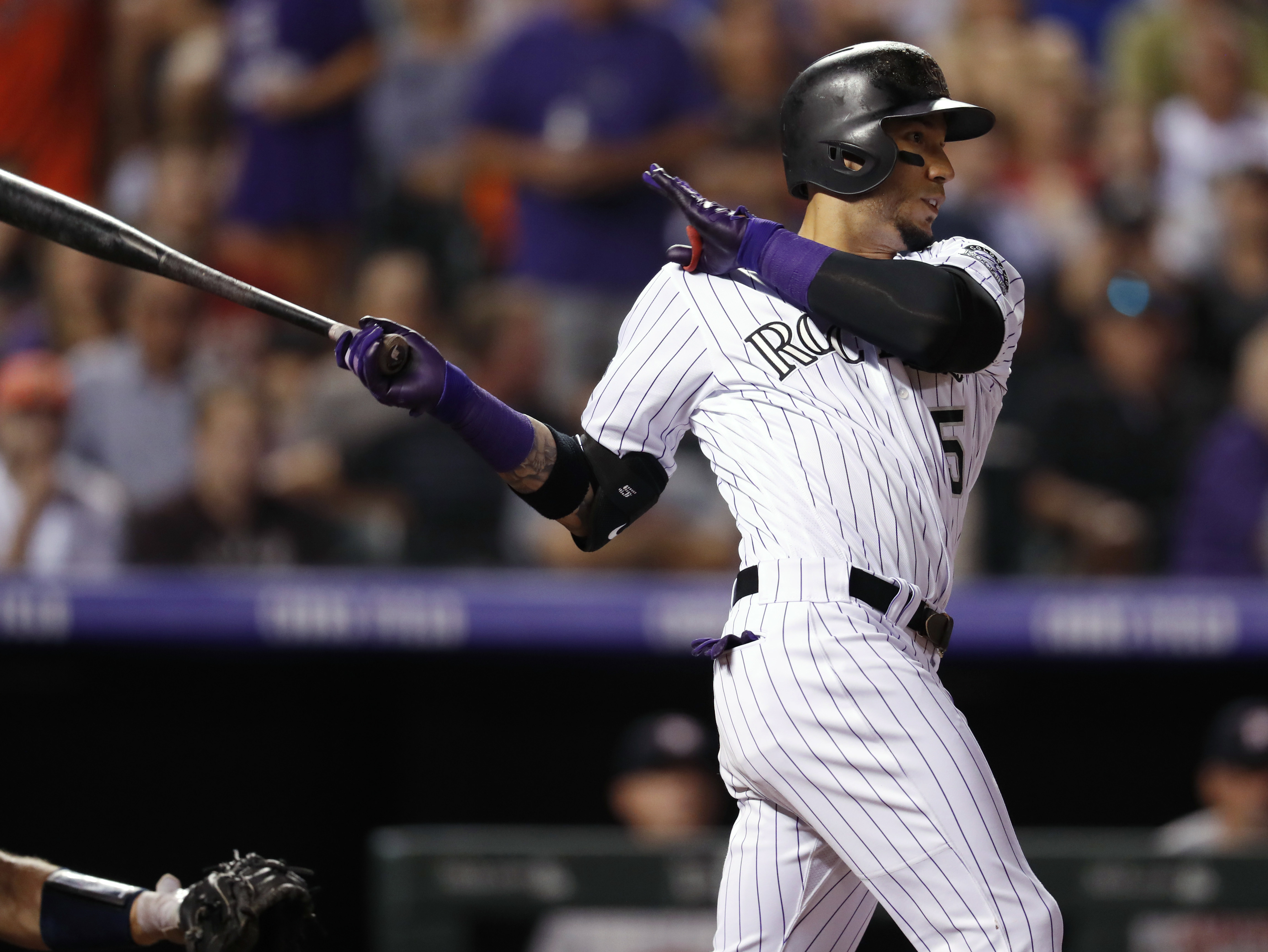 Astros erupt for 6 runs in 10th, beat Rockies 8-2