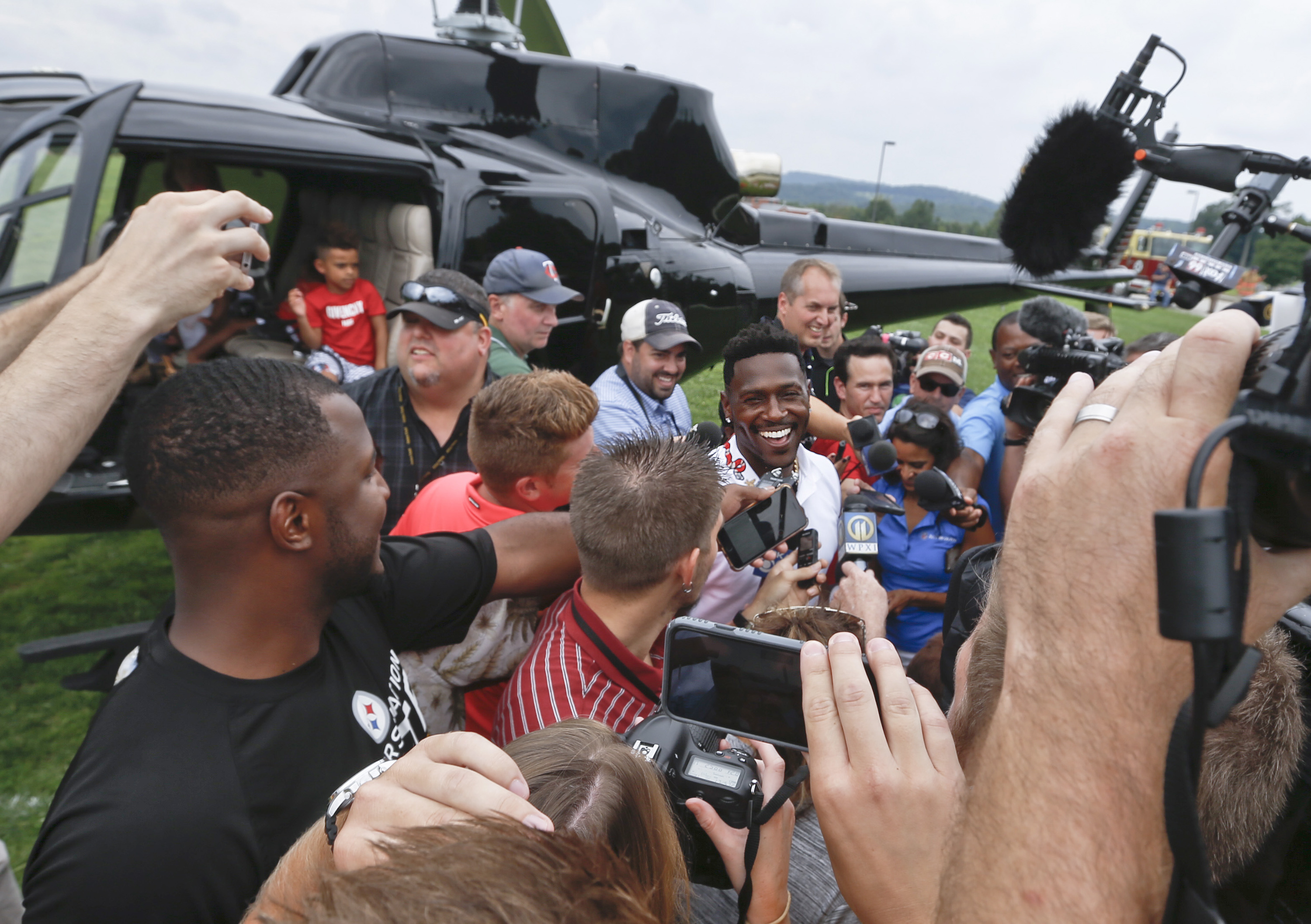 Steelers arrive in style as Bell waits to sign 1-year deal